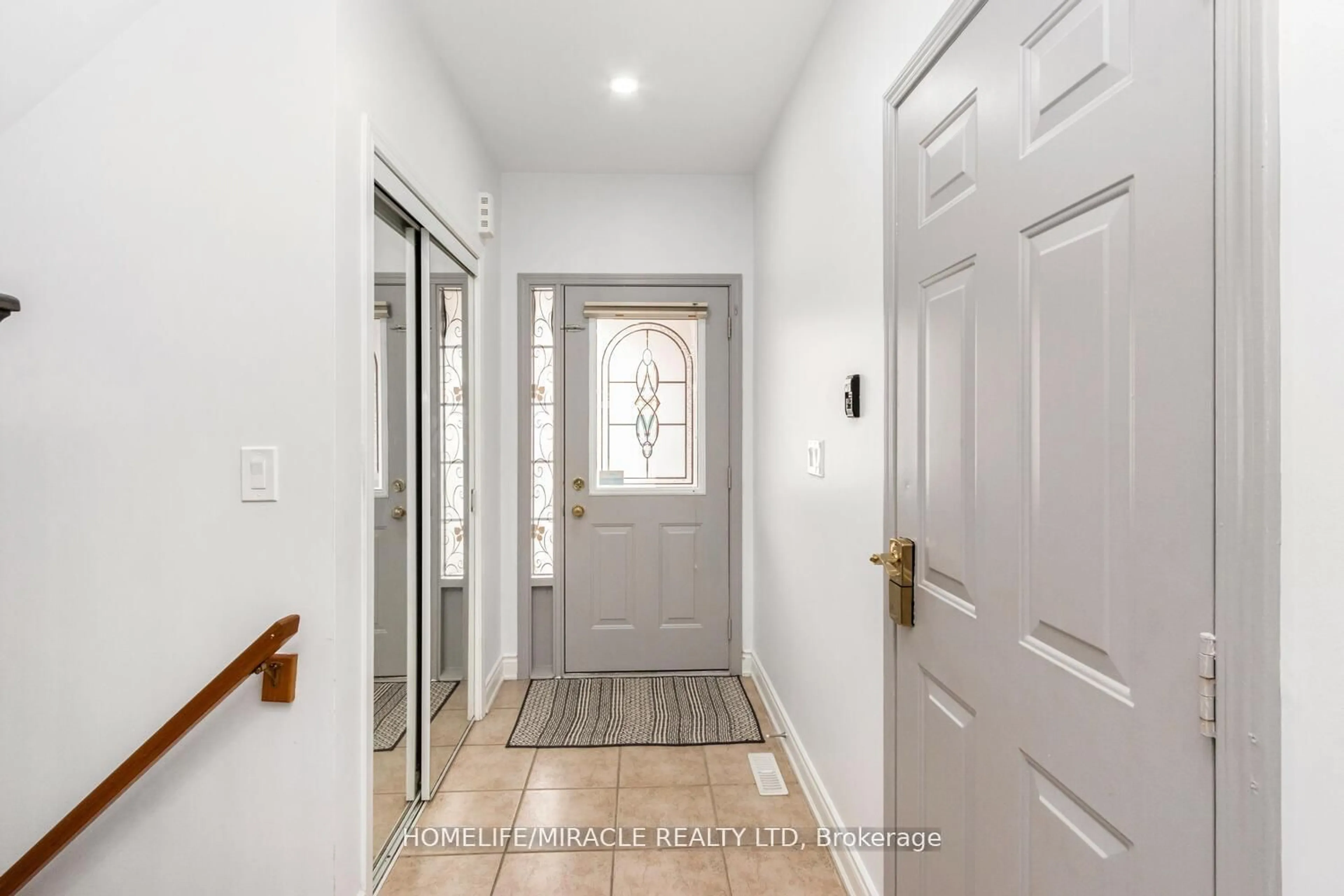 Indoor entryway for 1677 Stover Cres, Milton Ontario L9T 5N3