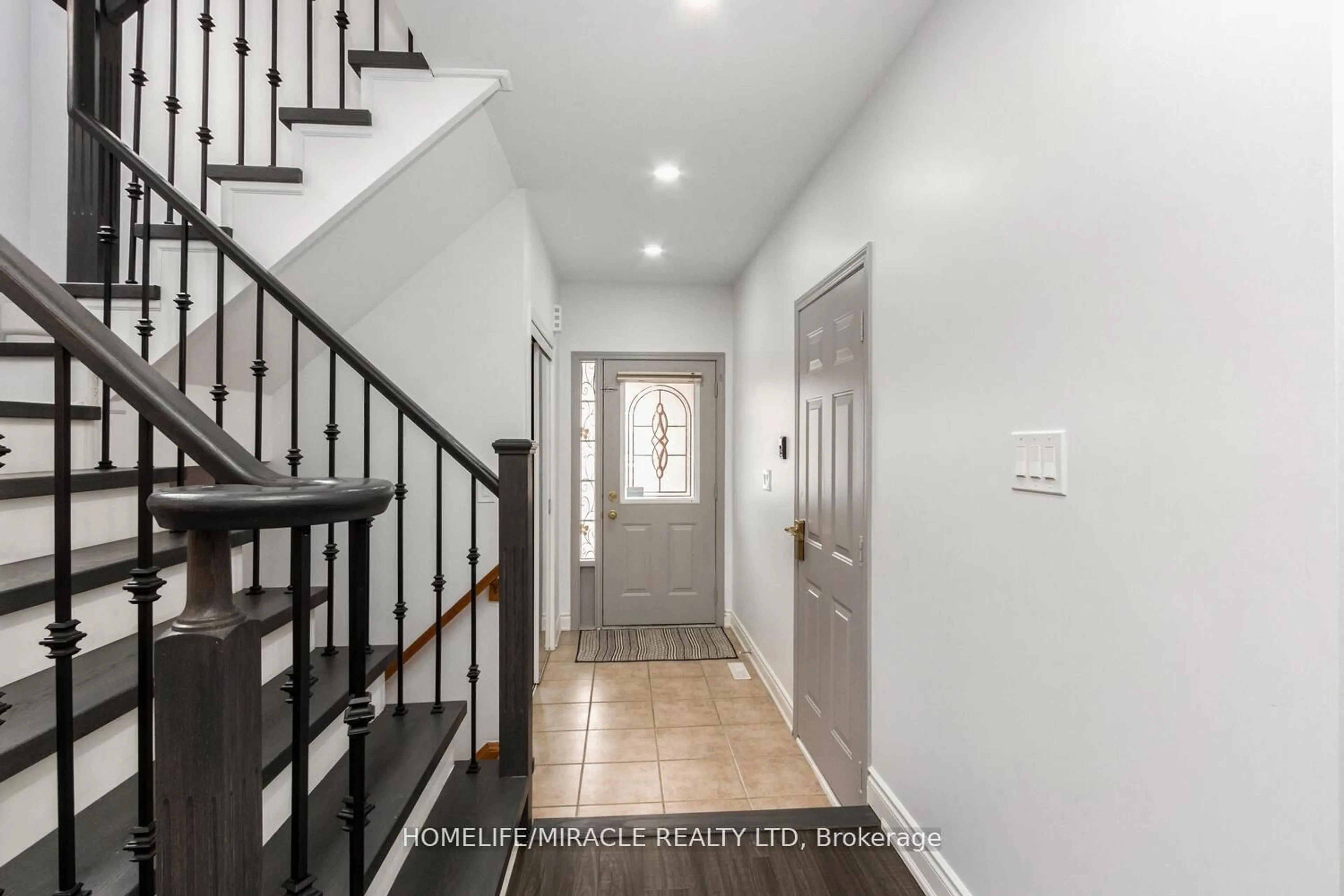 Indoor entryway for 1677 Stover Cres, Milton Ontario L9T 5N3