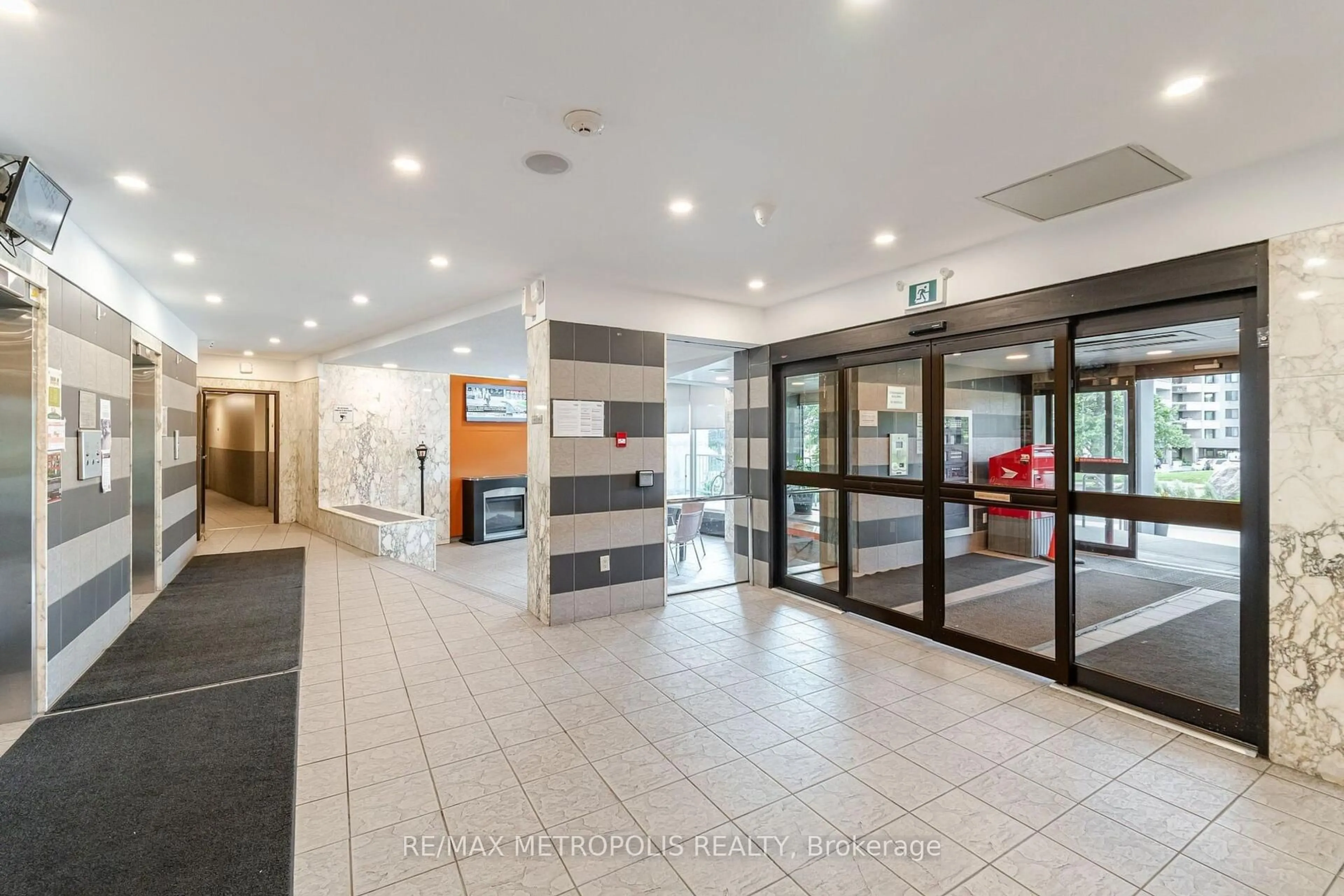 Indoor foyer for 5 San Romano Way #902, Toronto Ontario M3N 2Y4
