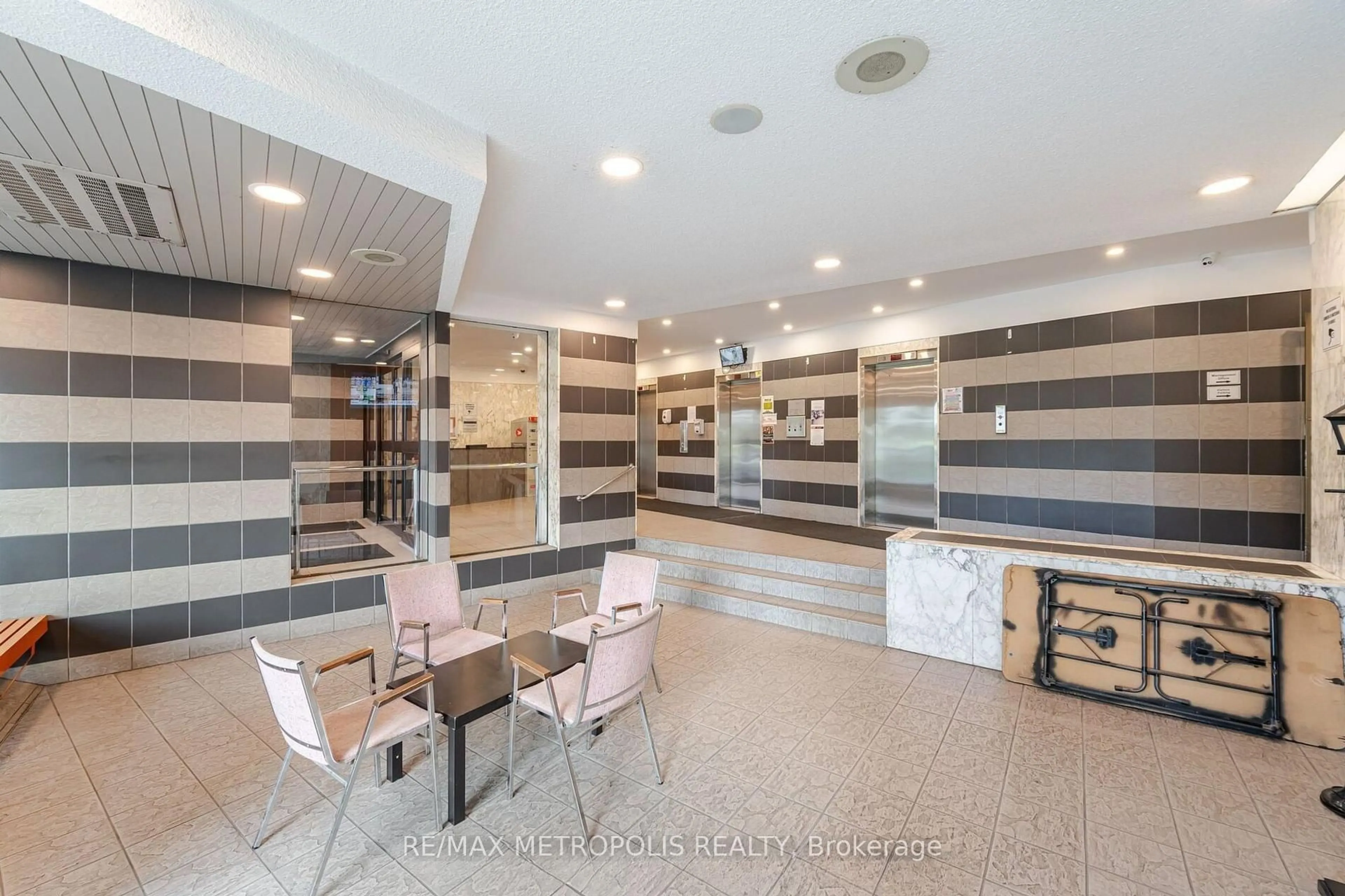 Indoor foyer for 5 San Romano Way #902, Toronto Ontario M3N 2Y4