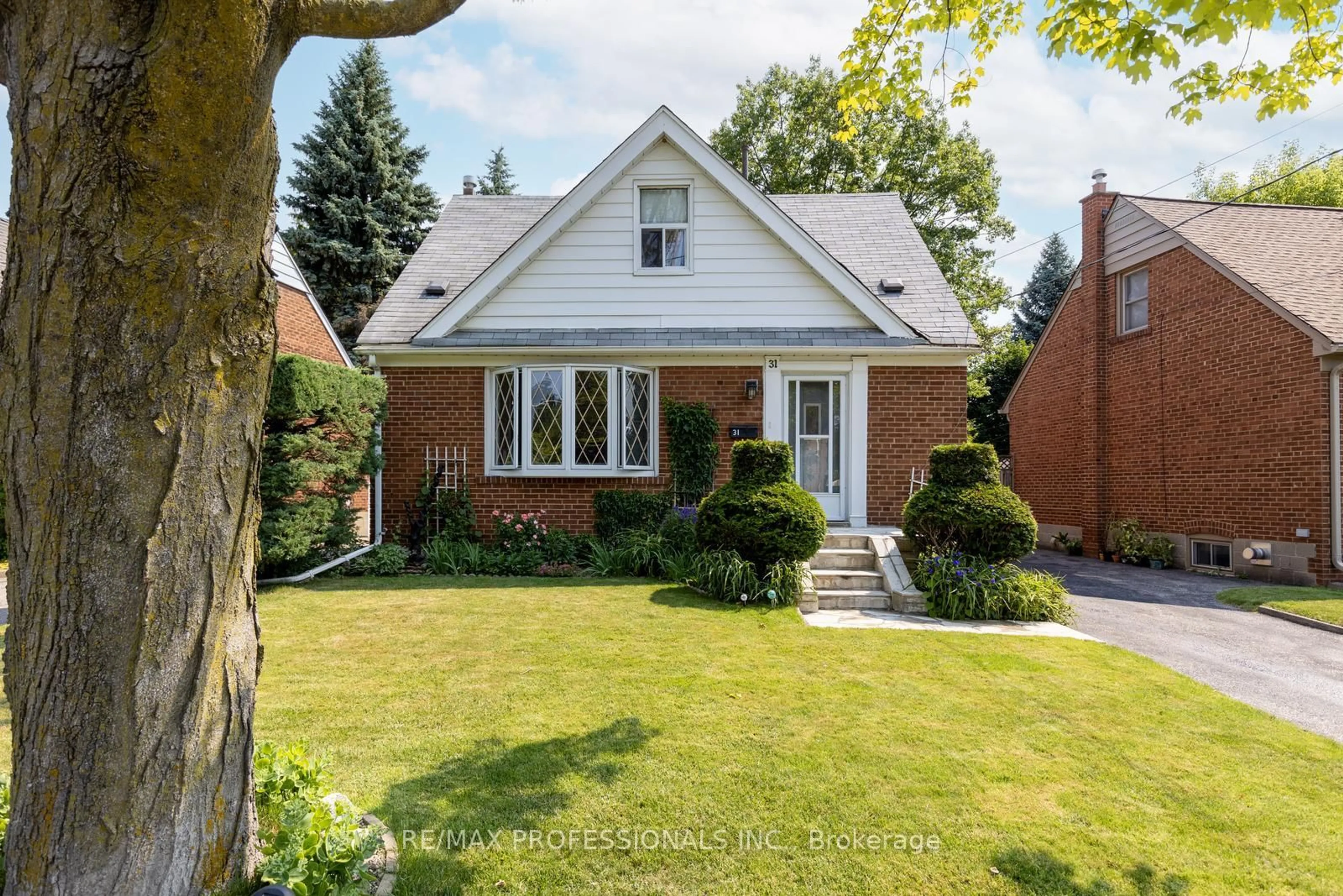Home with brick exterior material, street for 31 Westleigh Cres, Toronto Ontario M8W 3Z6