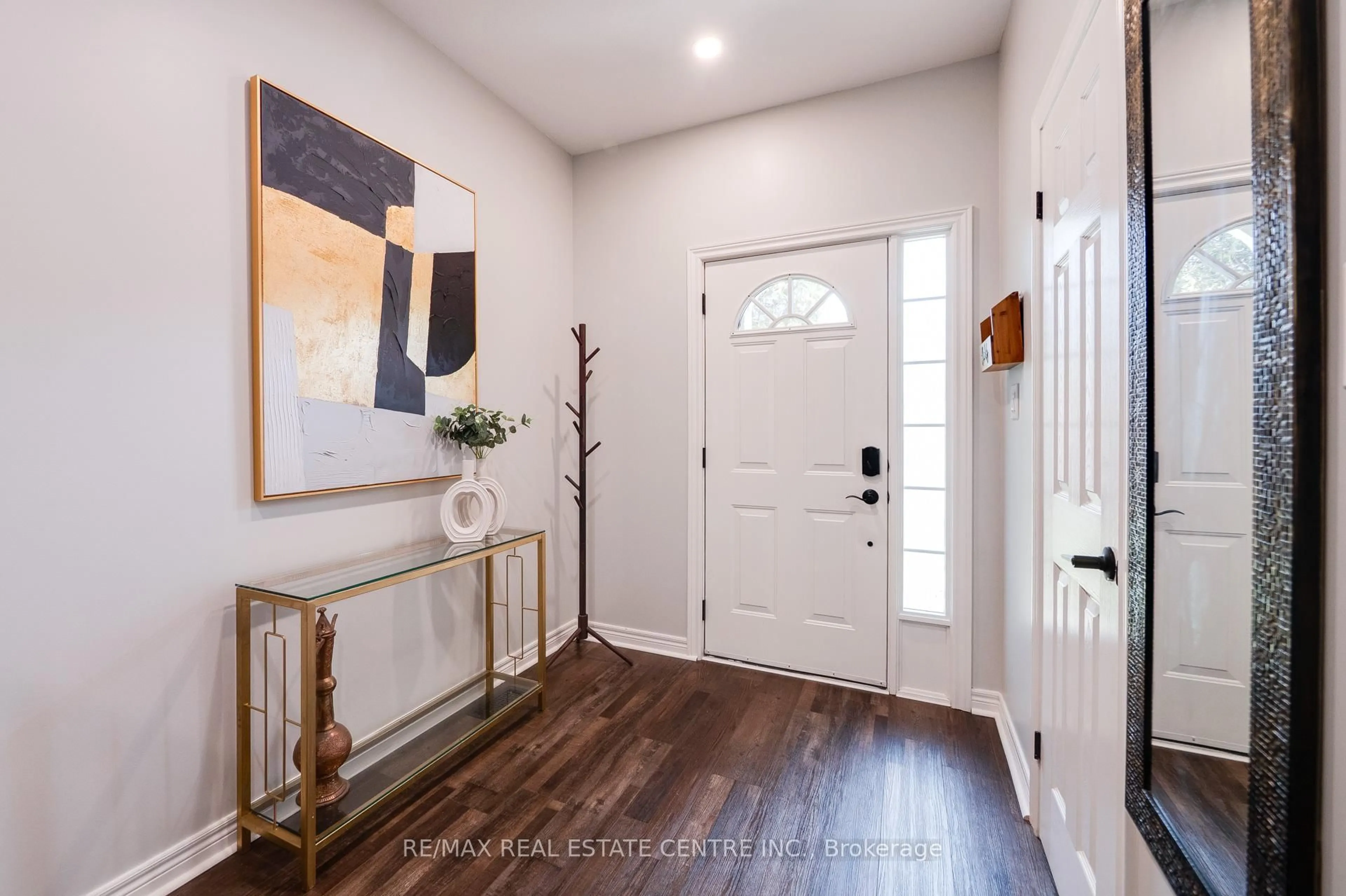 Indoor entryway for 5305 Scotia St, Burlington Ontario L7L 7B3
