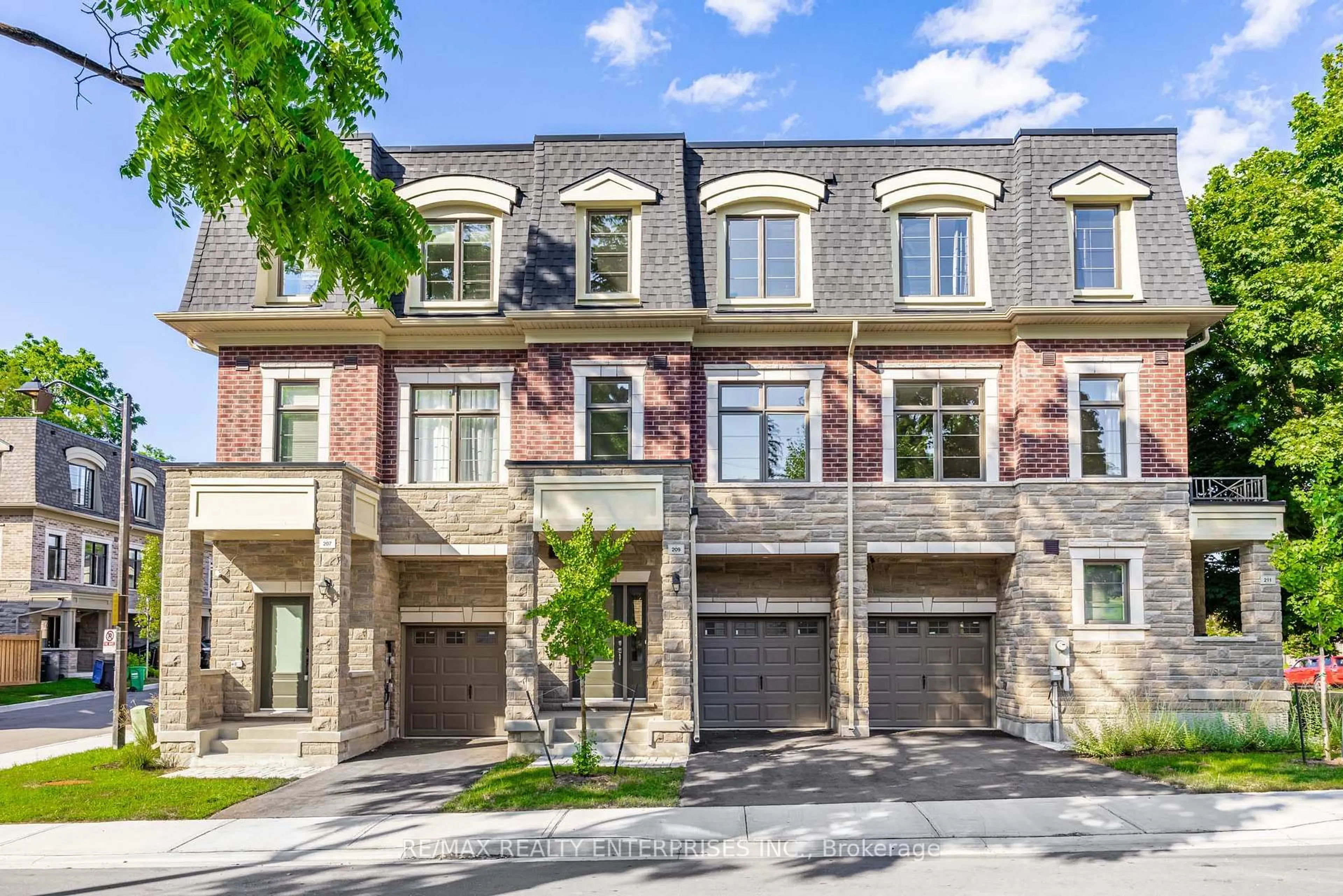 Home with brick exterior material, street for 209 Wyndham St, Mississauga Ontario L5M 2S5
