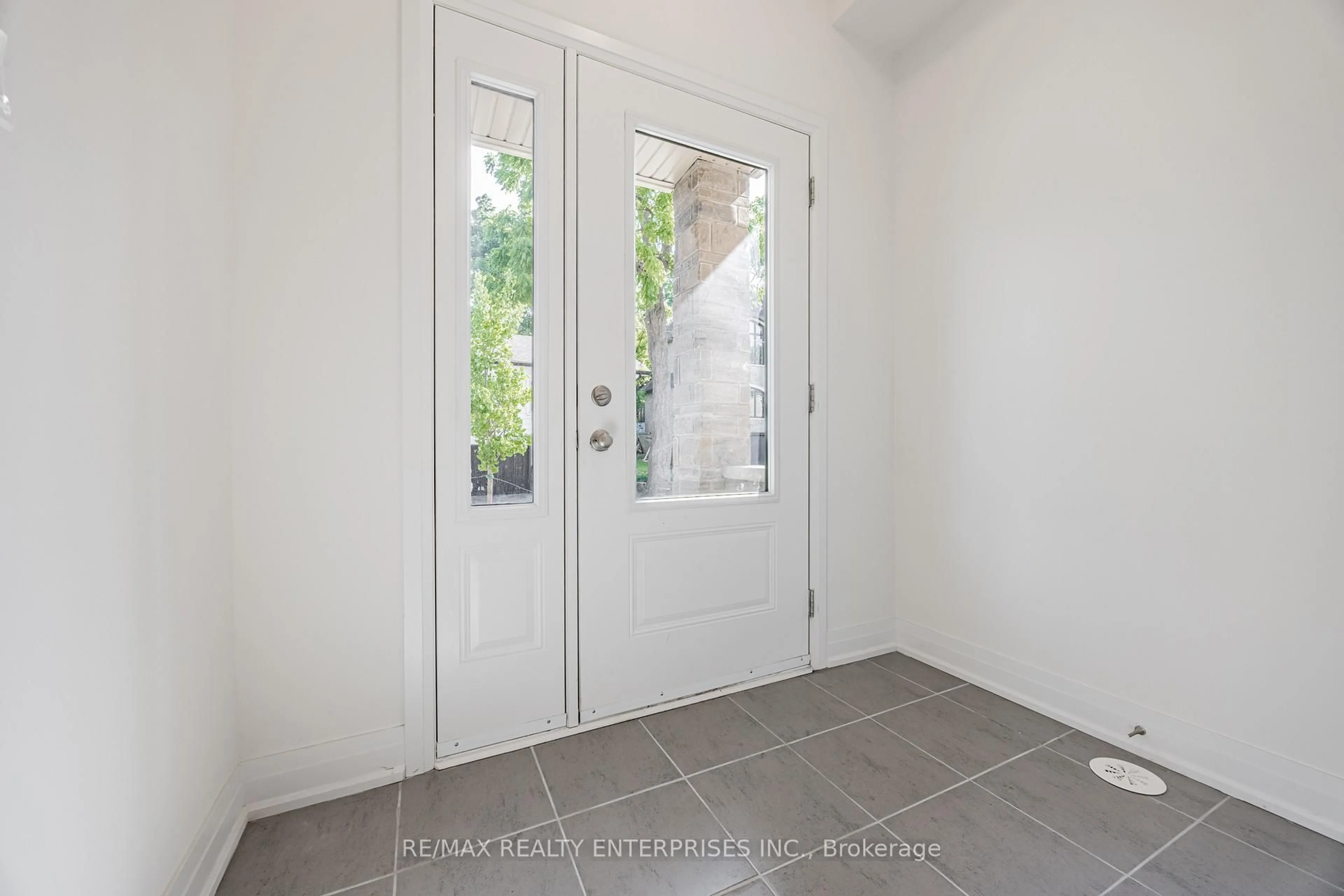 Indoor entryway for 209 Wyndham St, Mississauga Ontario L5M 2S5
