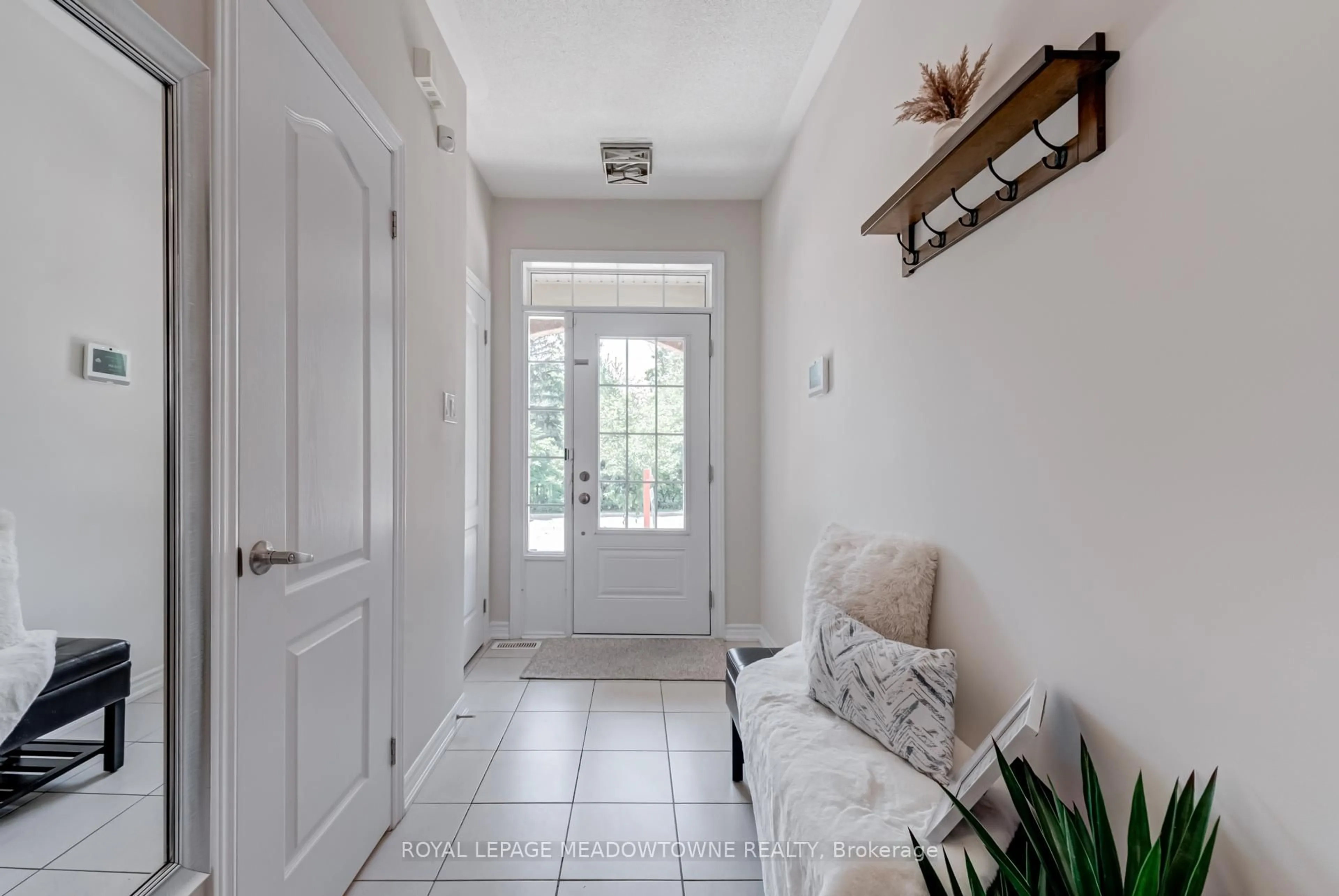 Indoor entryway for 43 Ridgegate Cres, Halton Hills Ontario L7G 4B6