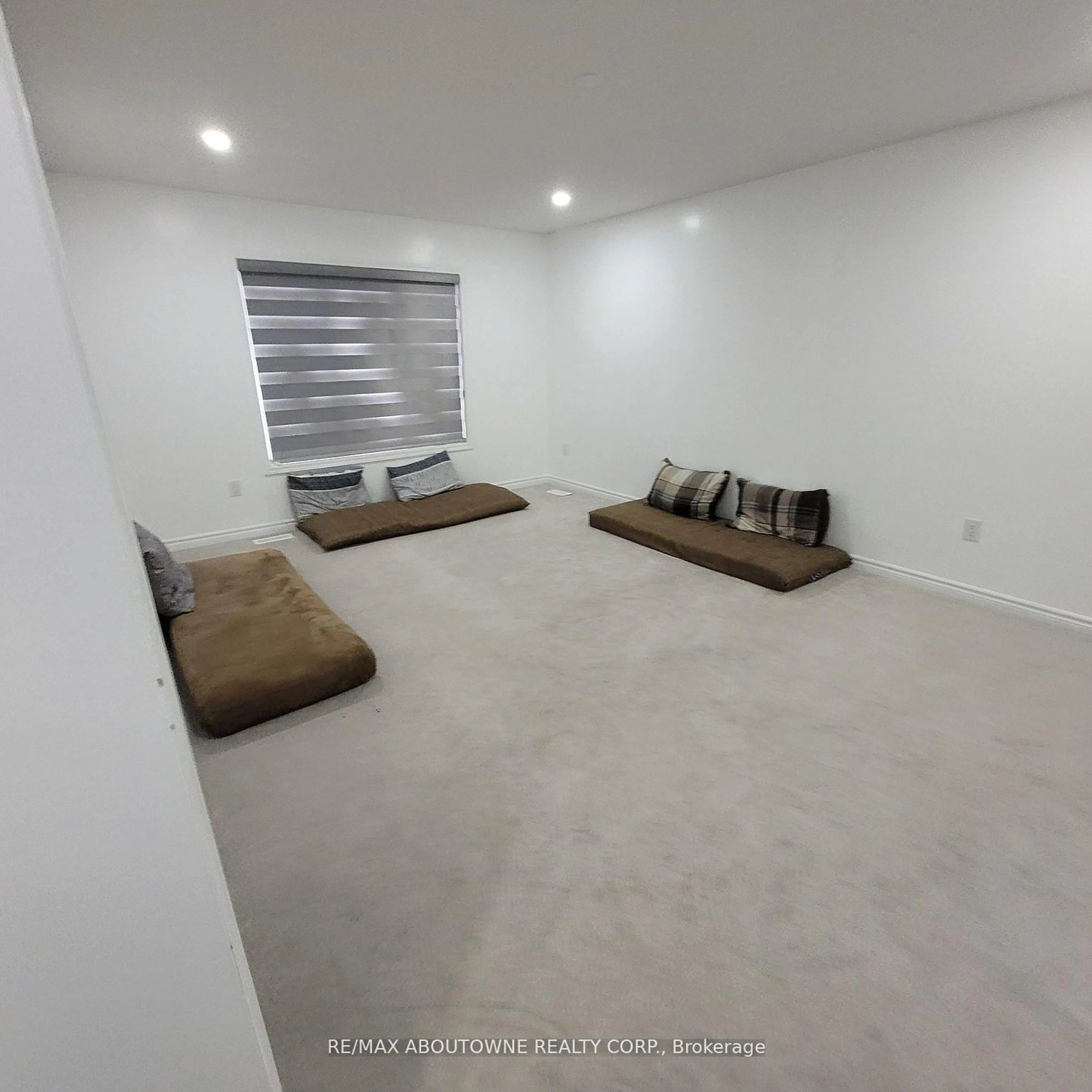 A pic of a room for 973 Logan Dr, Milton Ontario L9E 1P7