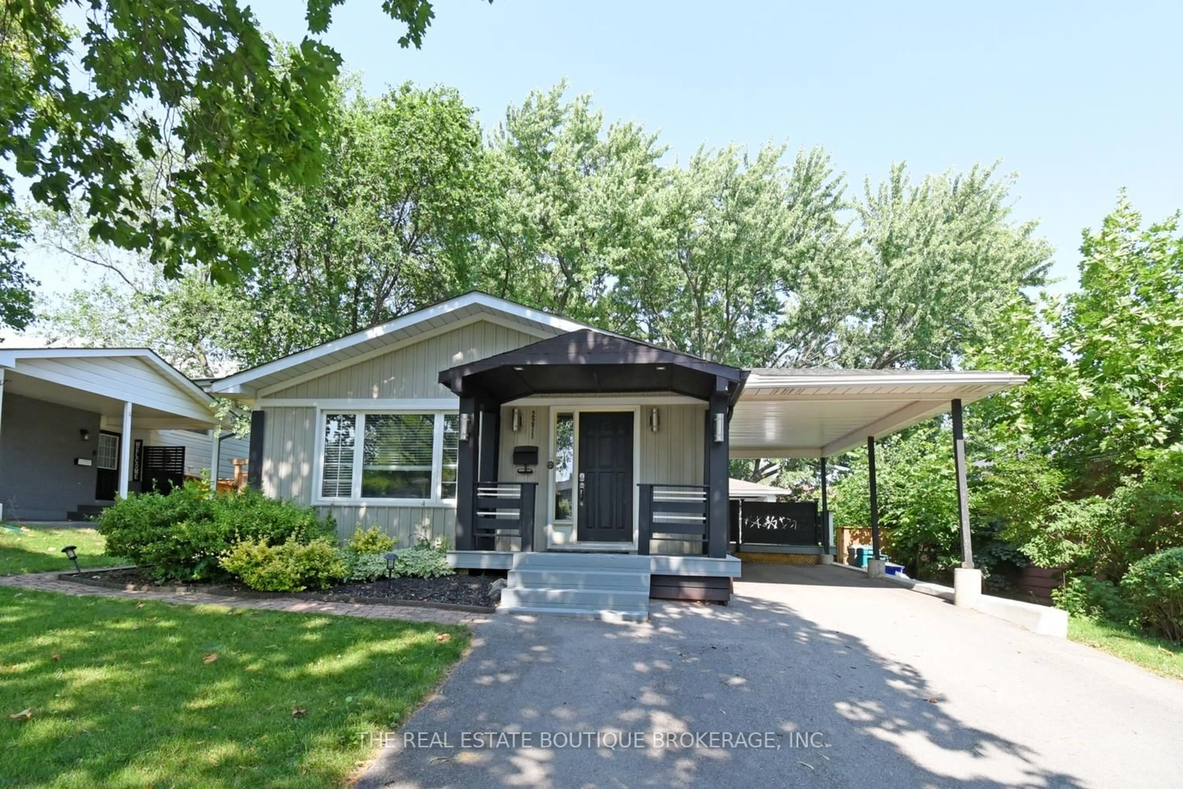 Home with vinyl exterior material, street for 2271 Sheffield Dr, Burlington Ontario L7P 2X4
