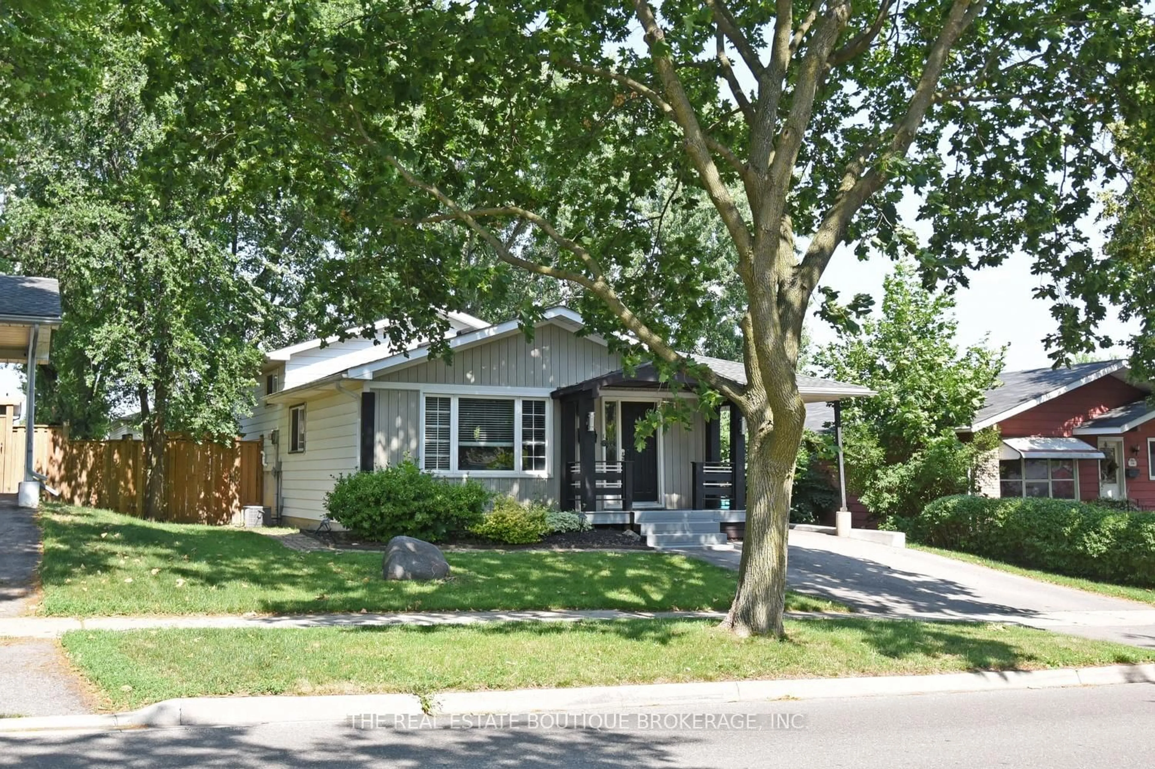 Home with vinyl exterior material, street for 2271 Sheffield Dr, Burlington Ontario L7P 2X4
