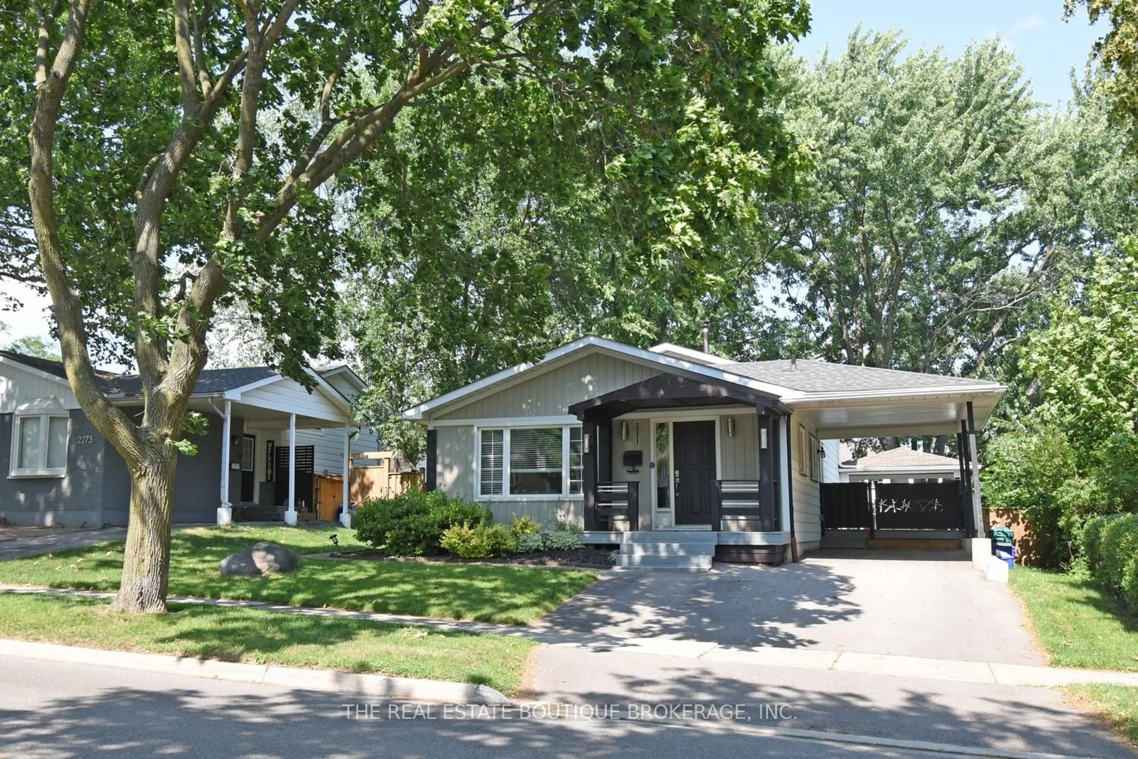 Home with vinyl exterior material, street for 2271 Sheffield Dr, Burlington Ontario L7P 2X4