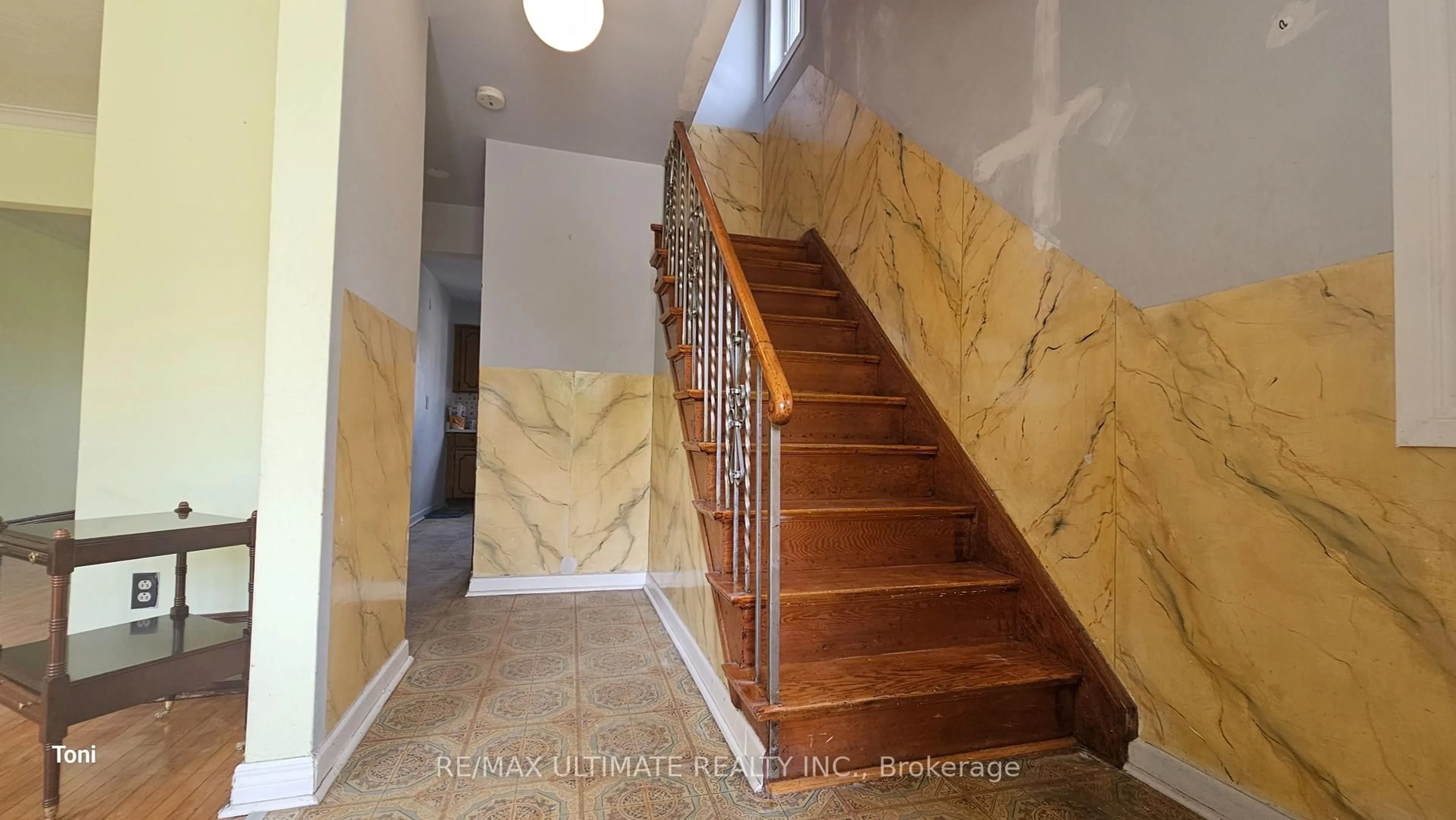 Stairs for 300 Earlscourt Ave, Toronto Ontario M6E 4B8