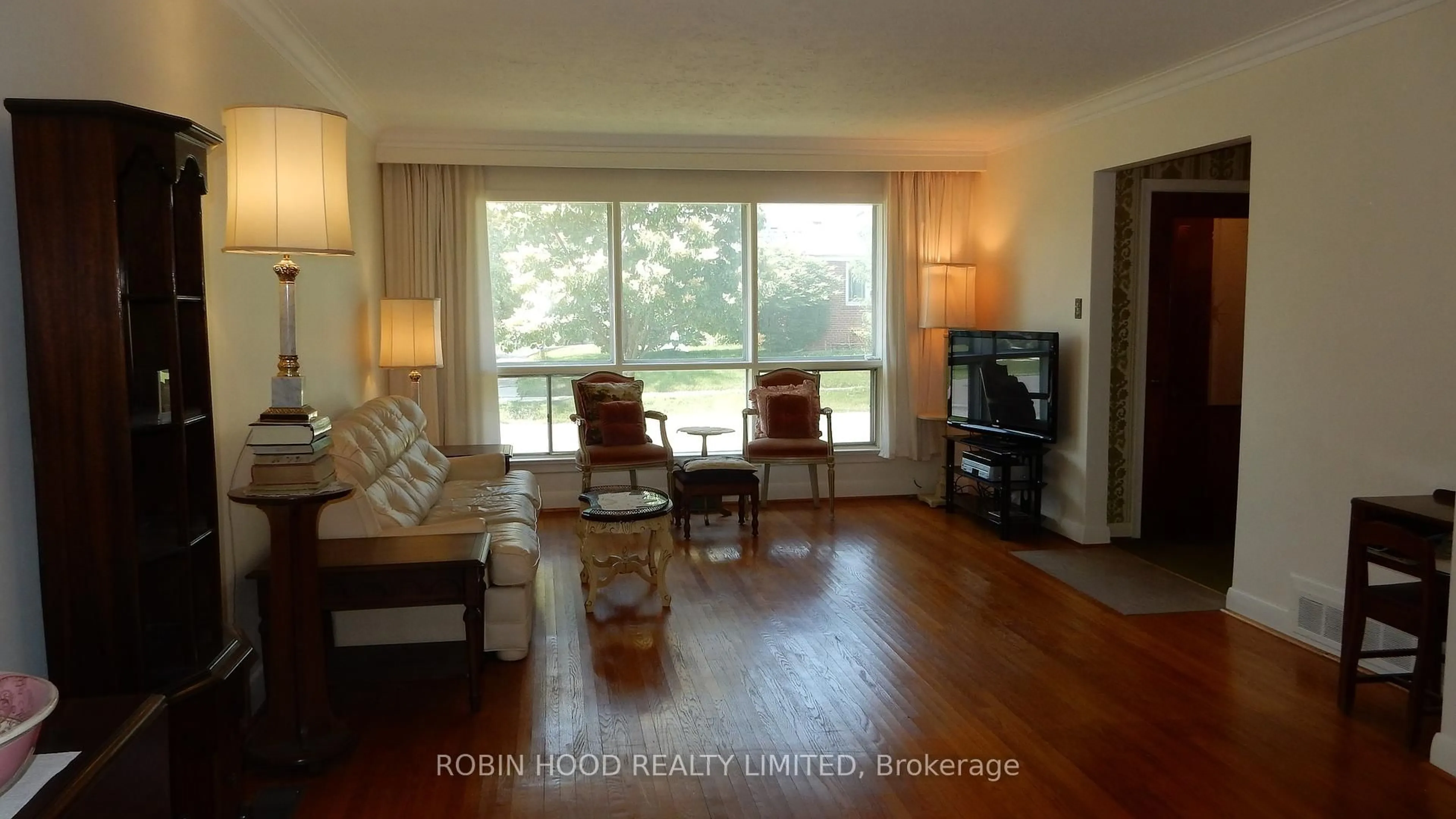 Living room with furniture, wood/laminate floor for 33 Warnica Ave, Toronto Ontario M8Z 1Z5