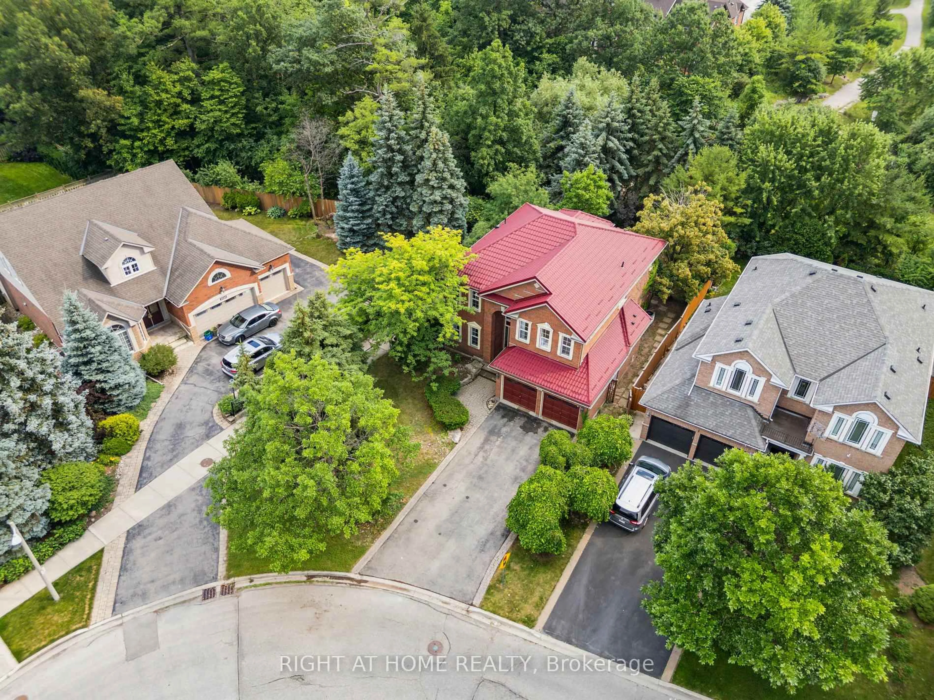 A pic from outside/outdoor area/front of a property/back of a property/a pic from drone, street for 2322 Woodridge Way, Oakville Ontario L6H 6S3