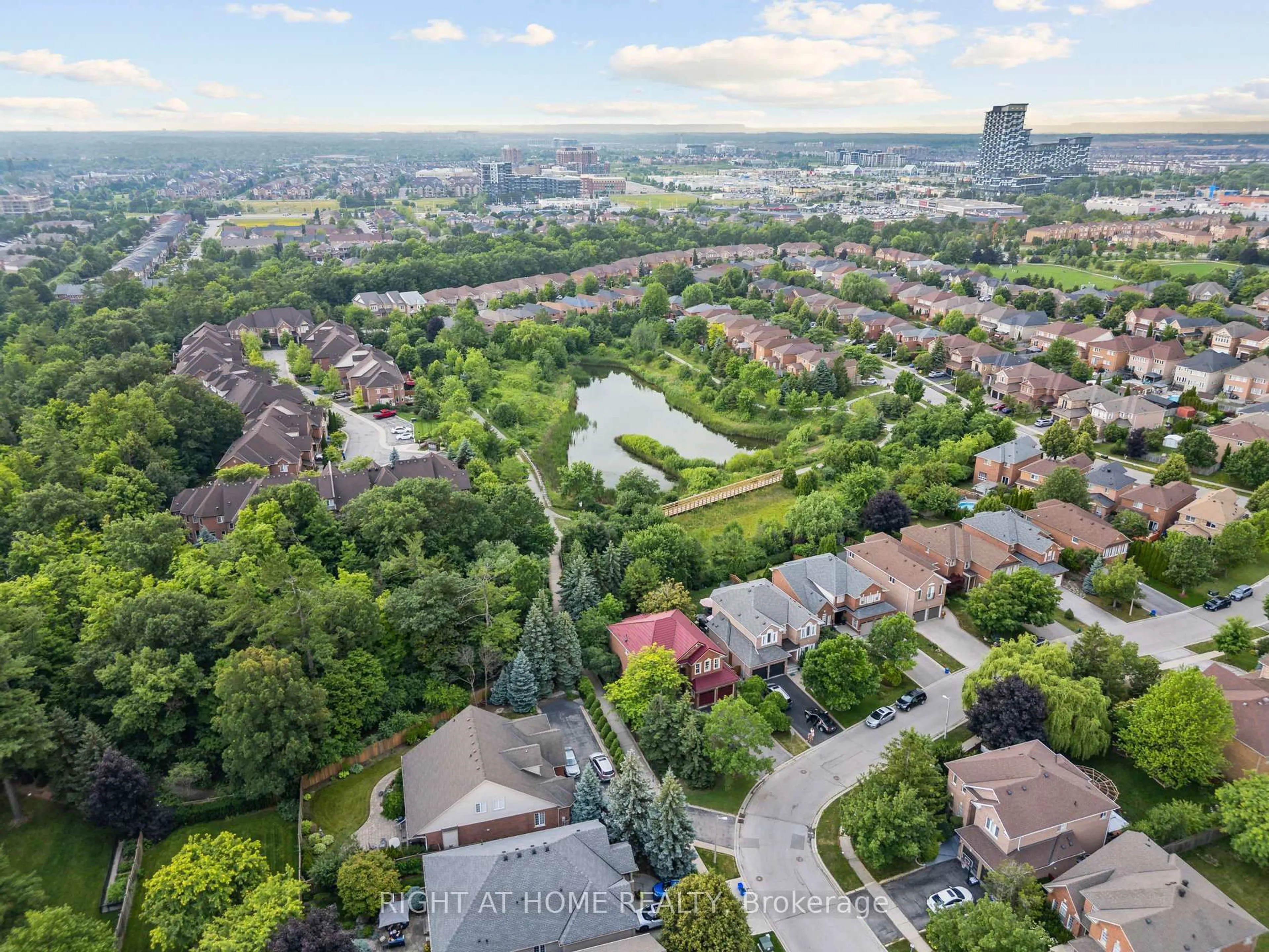 A pic from outside/outdoor area/front of a property/back of a property/a pic from drone, city buildings view from balcony for 2322 Woodridge Way, Oakville Ontario L6H 6S3