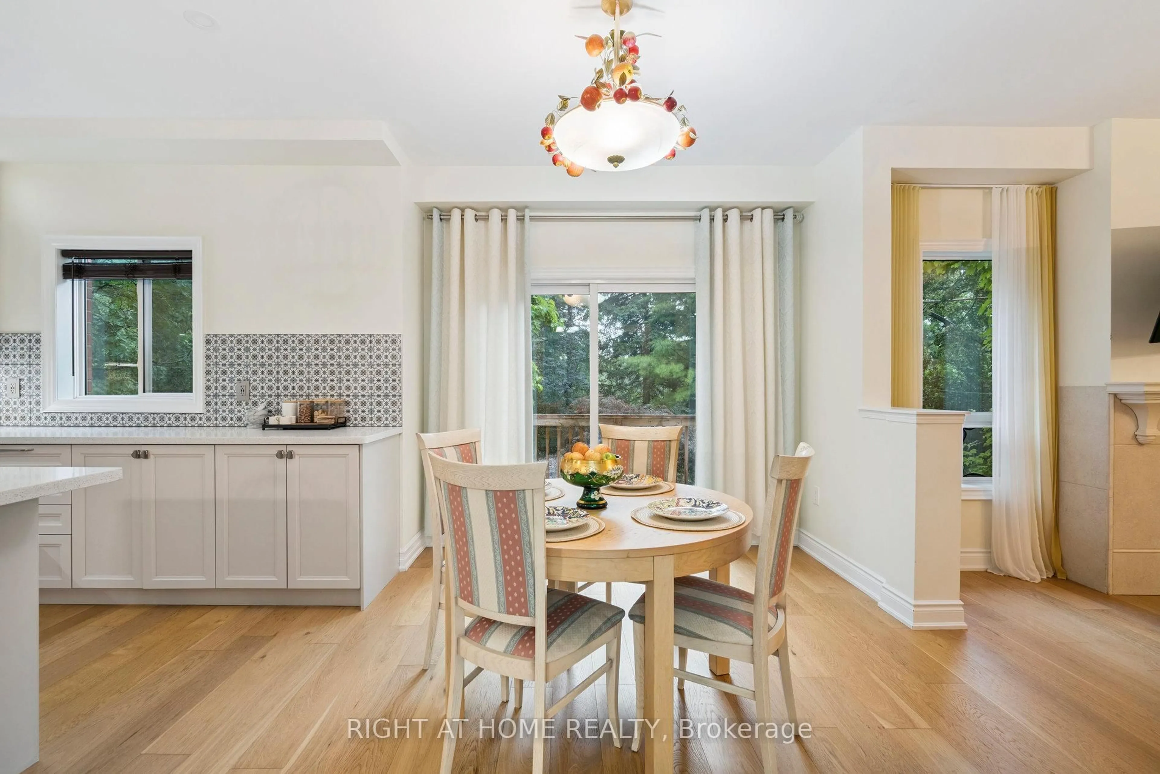 Dining room, unknown for 2322 Woodridge Way, Oakville Ontario L6H 6S3