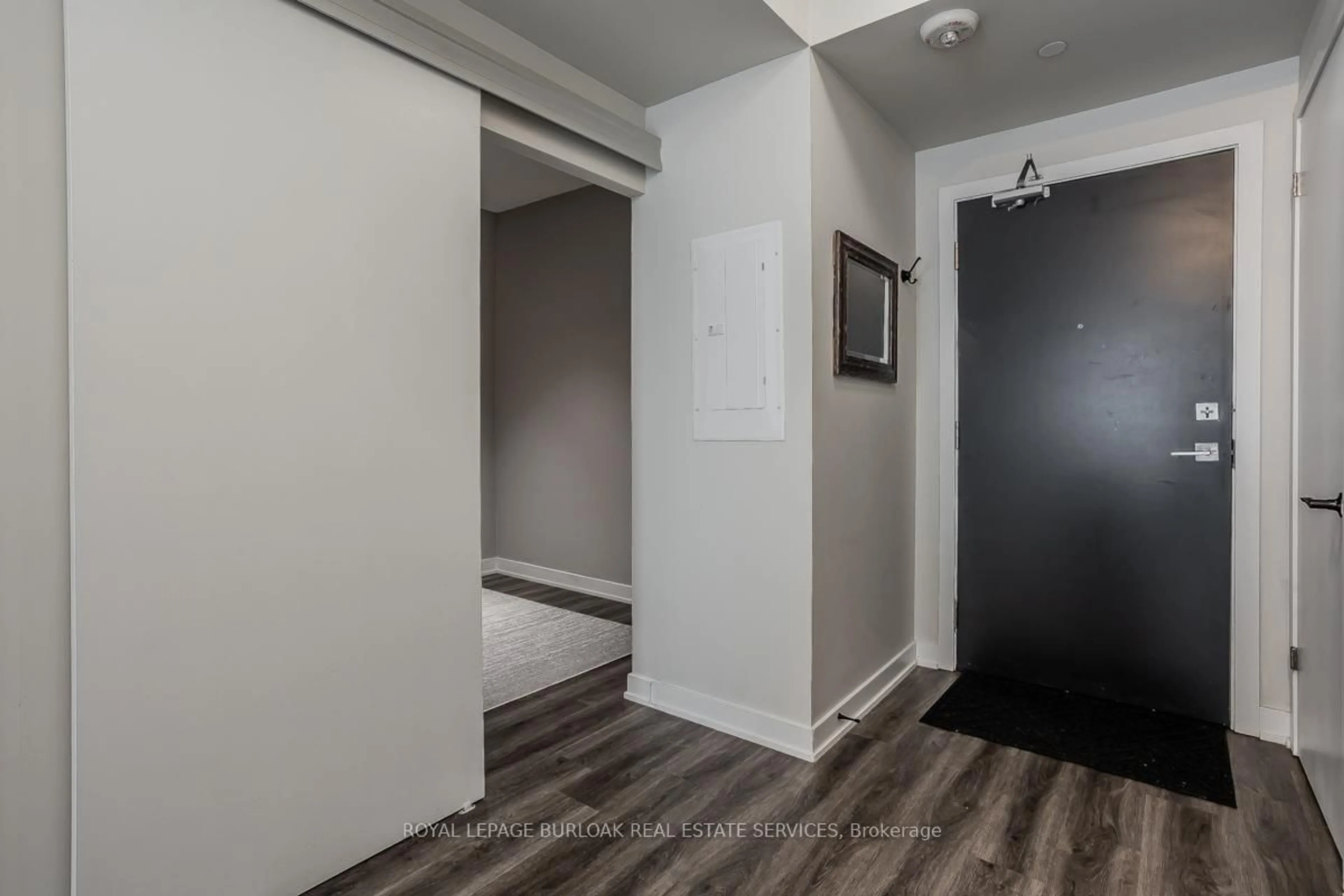Indoor entryway for 5220 Dundas St #D312, Burlington Ontario L7L 0J4