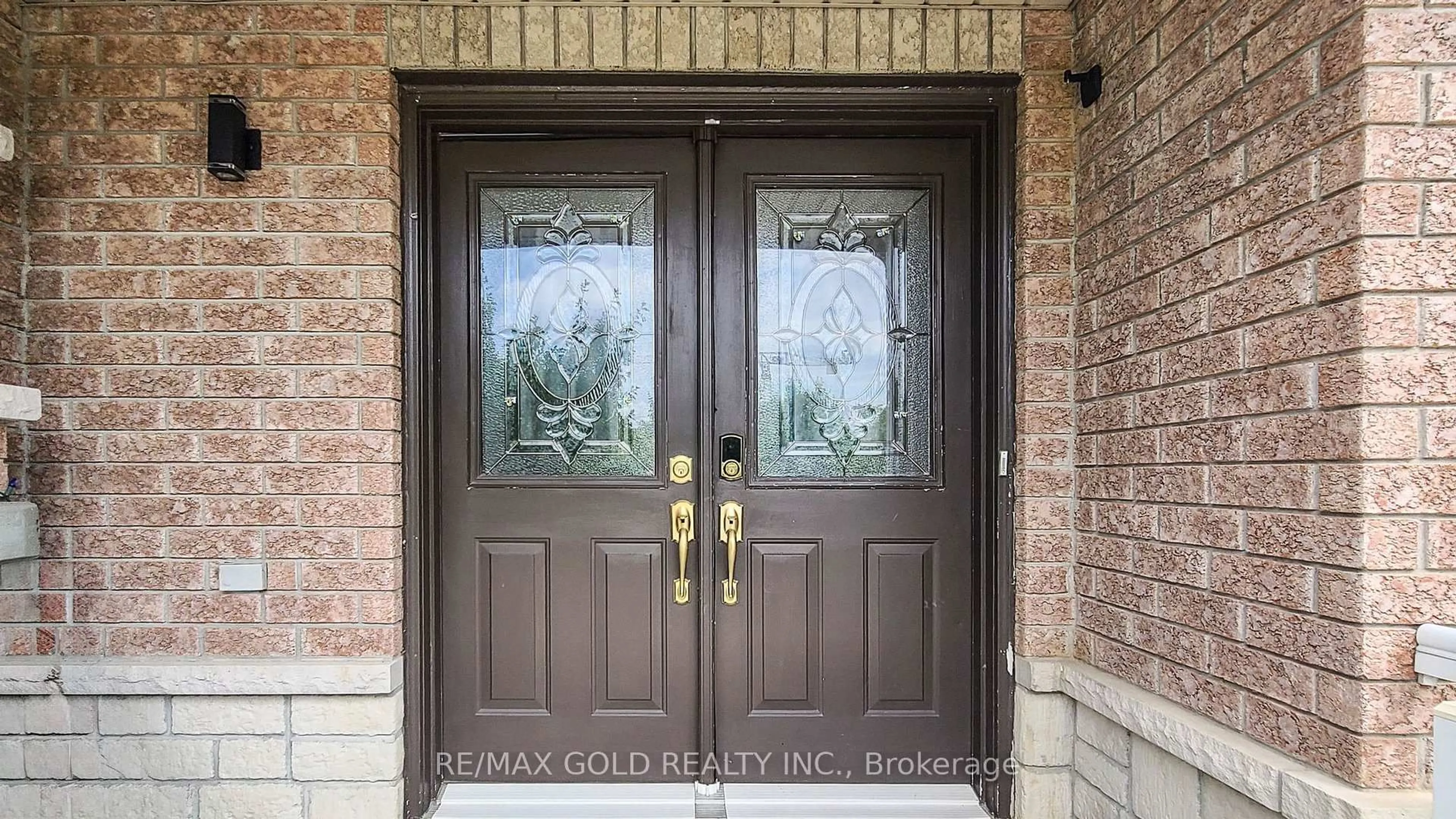 Indoor entryway for 25 Heartview Rd, Brampton Ontario L6Z 0C6