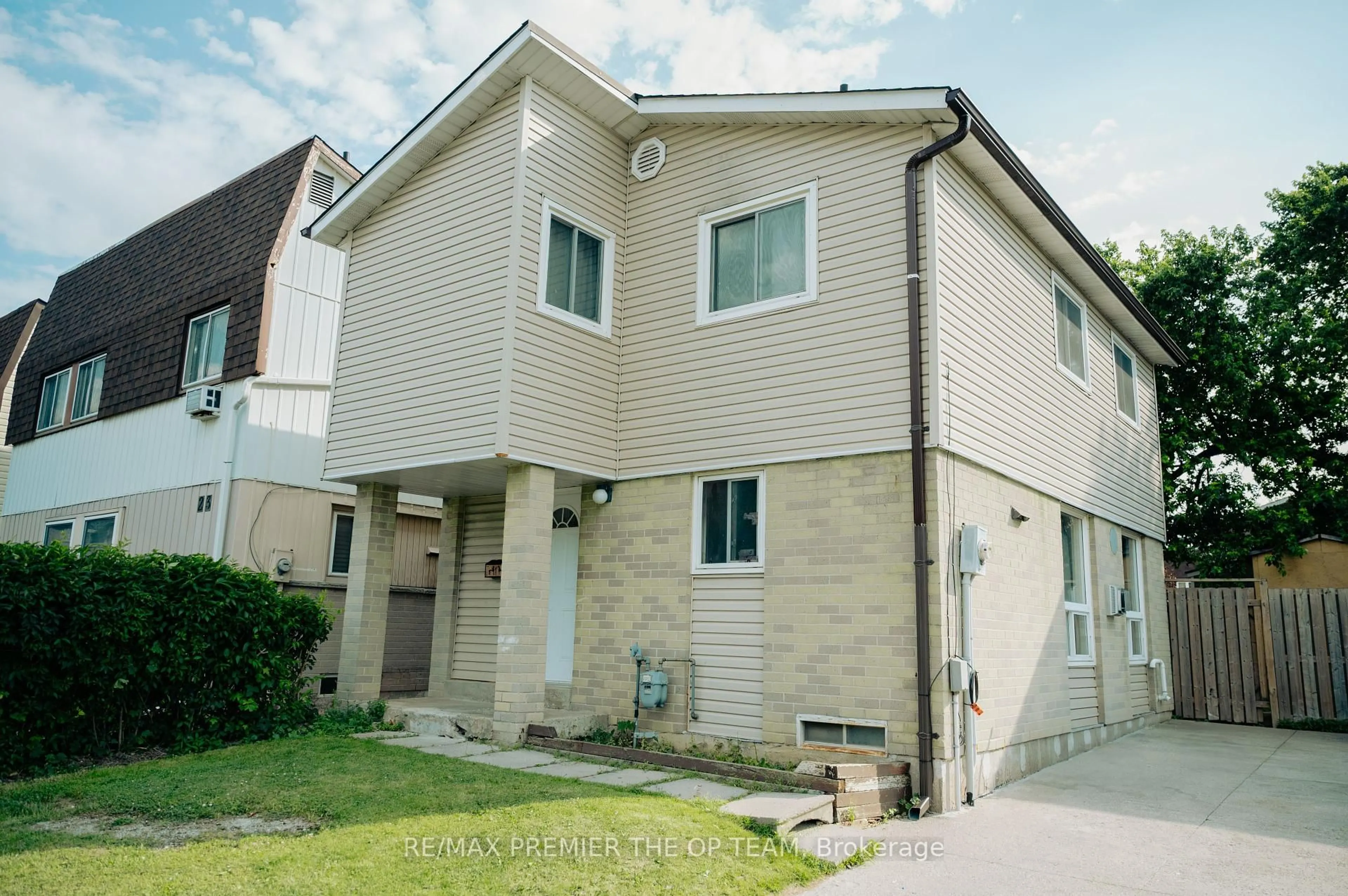 Home with vinyl exterior material, unknown for 22 Geraldine Crt, Brampton Ontario L6S 2J6