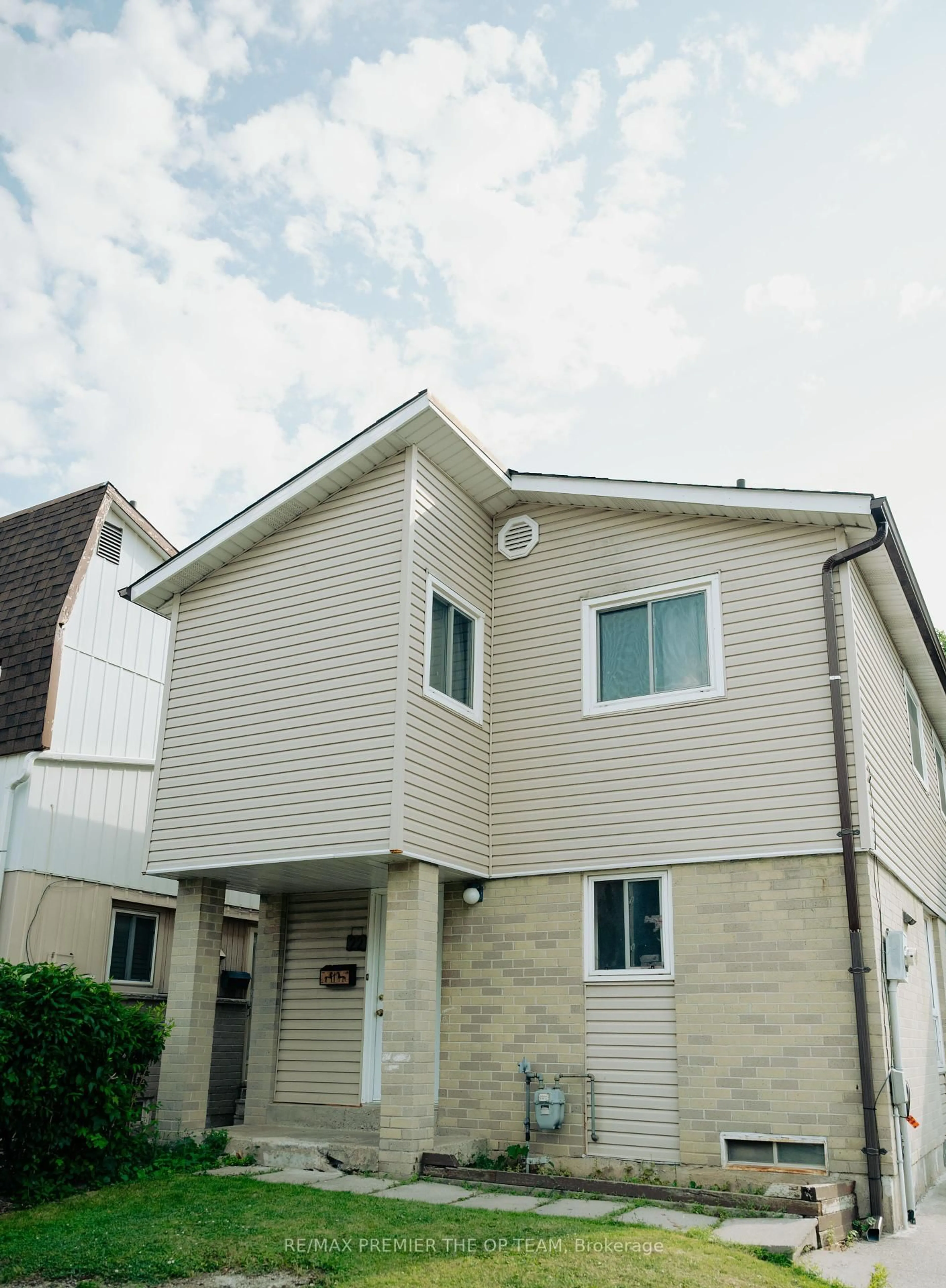 Home with vinyl exterior material, building for 22 Geraldine Crt, Brampton Ontario L6S 2J6