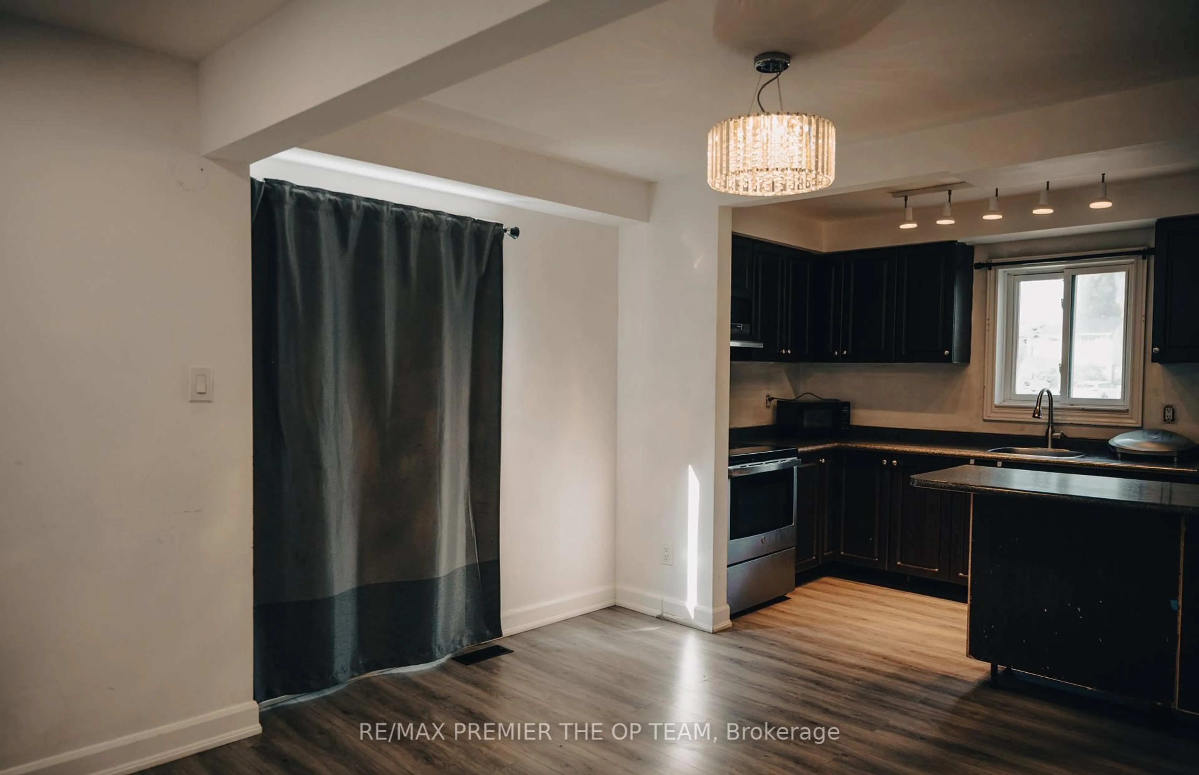 A pic of a room for 22 Geraldine Crt, Brampton Ontario L6S 2J6