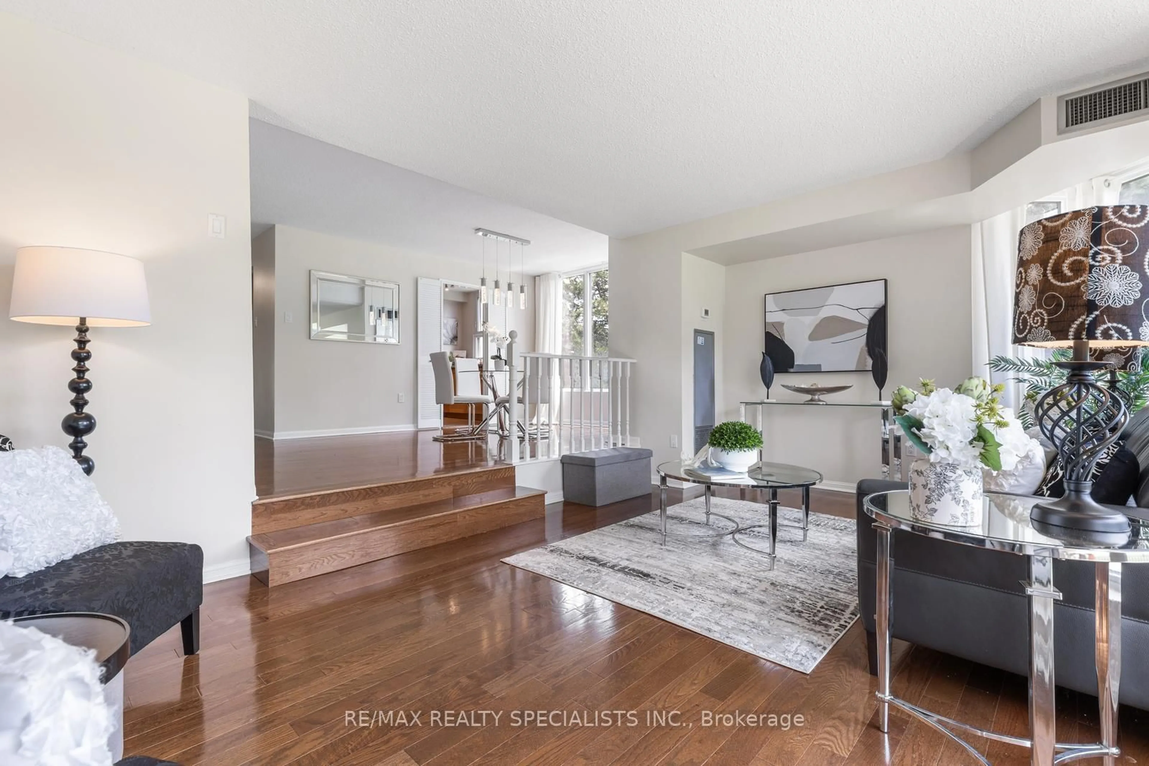 Indoor entryway for 6500 Montevideo Rd #201, Mississauga Ontario L5N 3T6
