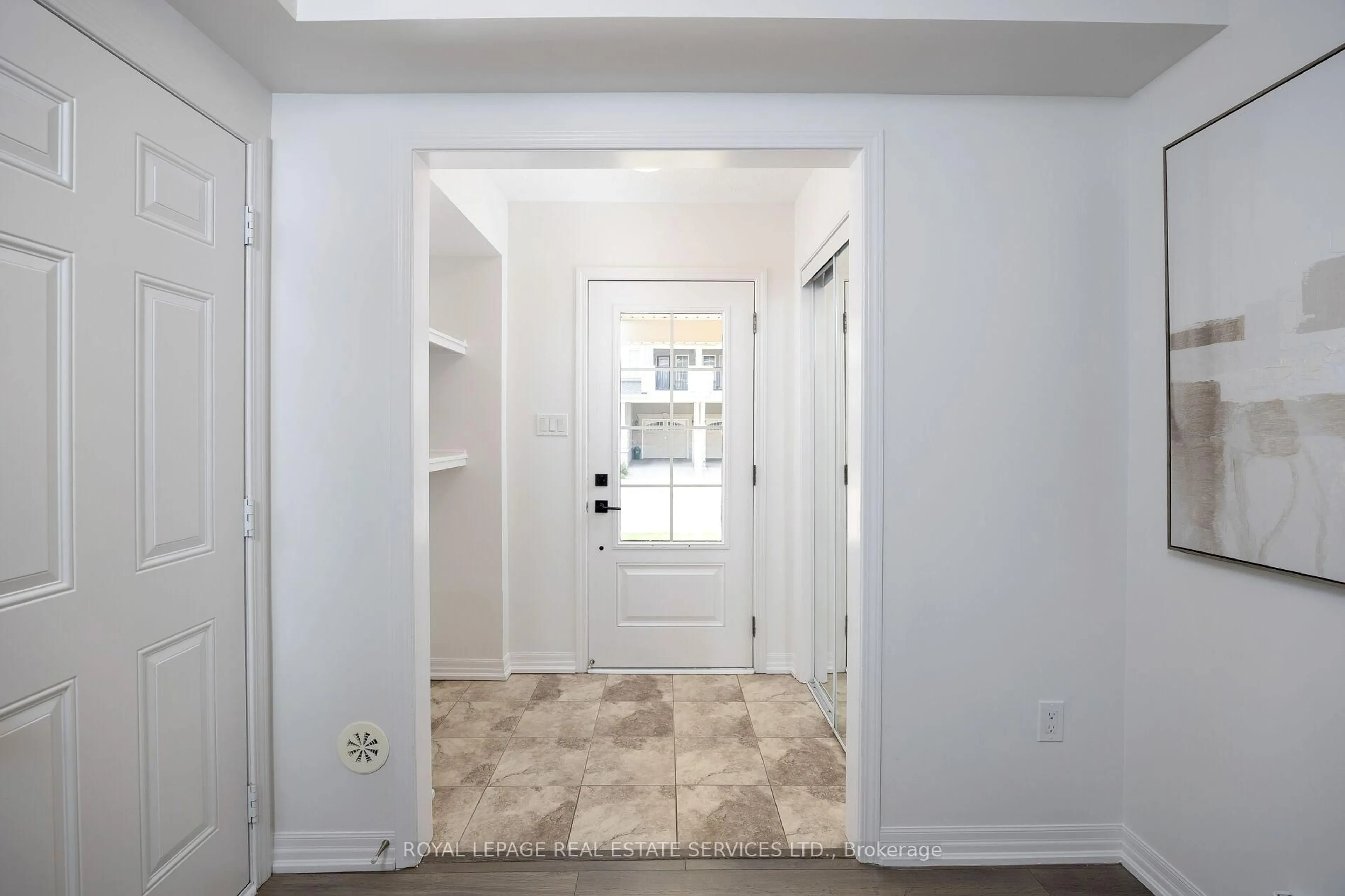 Indoor entryway for 242 Betsy Dr, Oakville Ontario L6M 0V3
