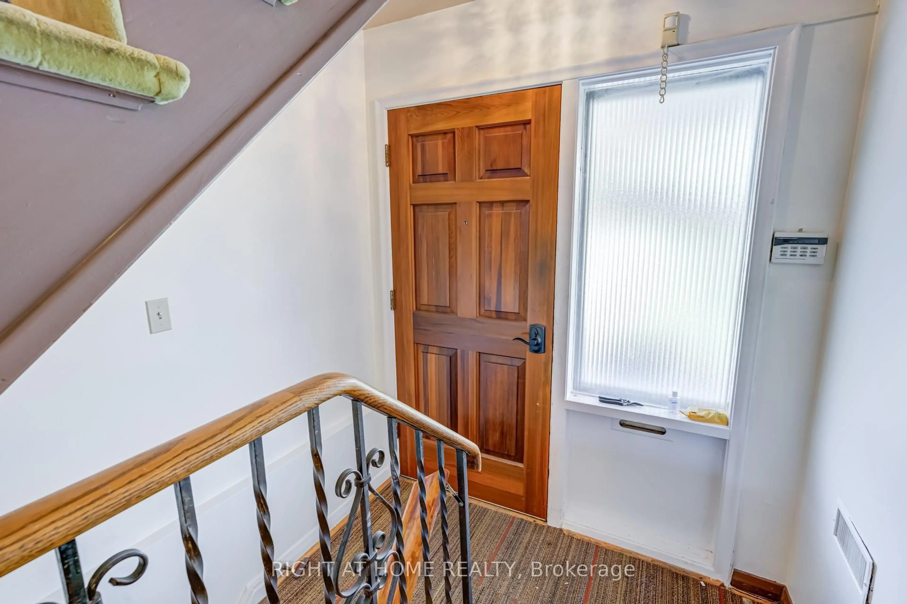 Indoor entryway for 124 Clairton Cres, Toronto Ontario M6N 2M6