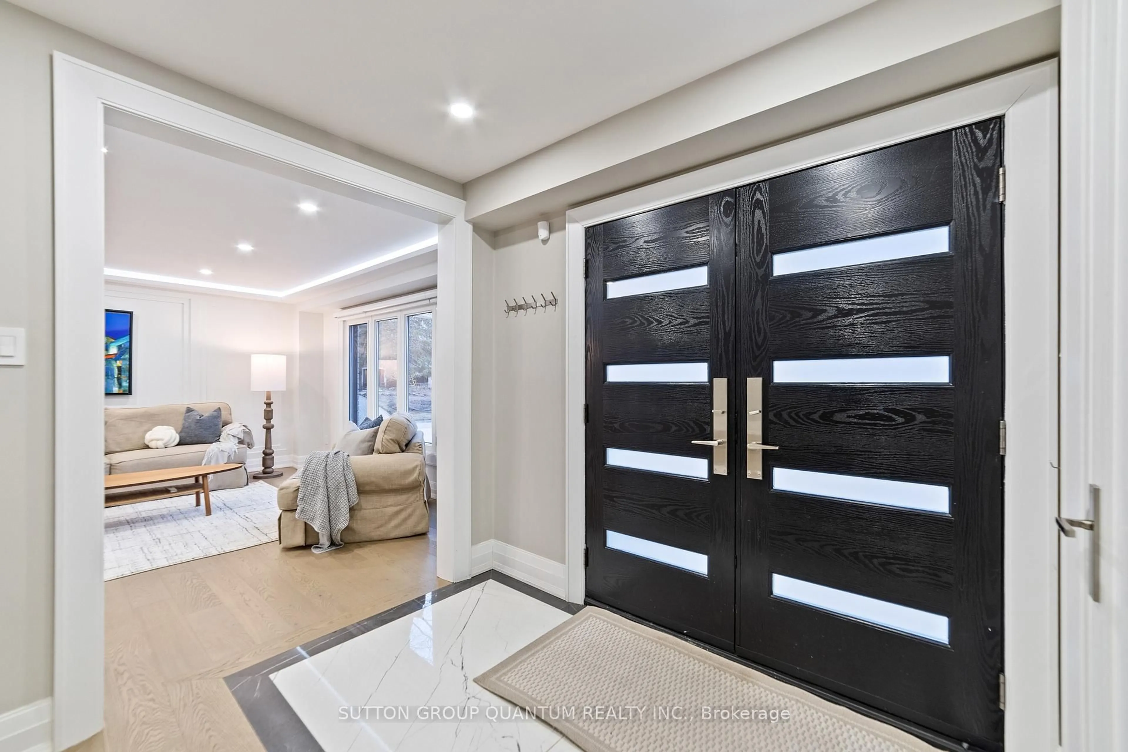 Indoor entryway for 1857 Friar Tuck Crt, Mississauga Ontario L5K 2L4