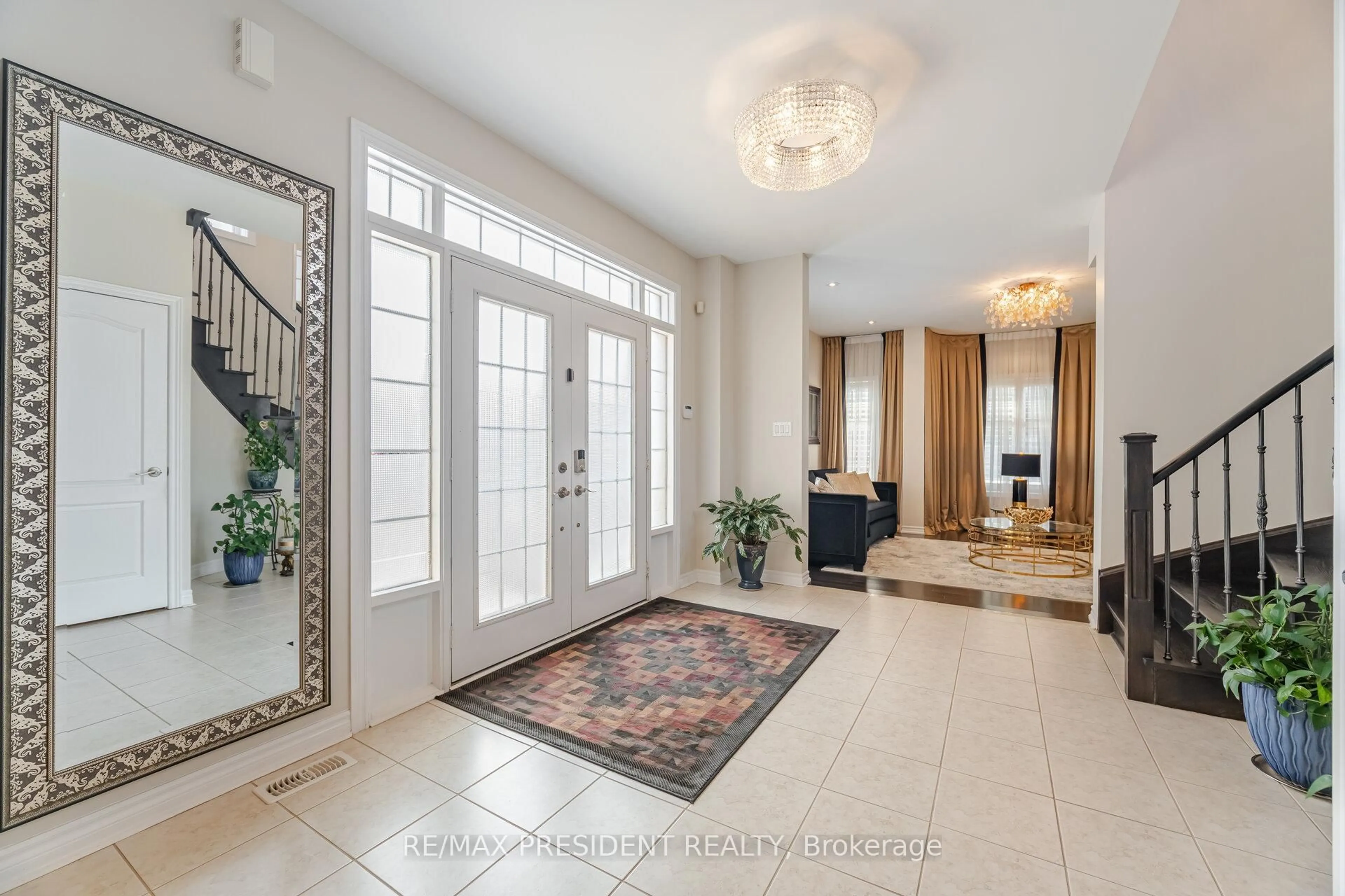 Indoor entryway for 12 Valleyridge Cres, Brampton Ontario L6P 2C9