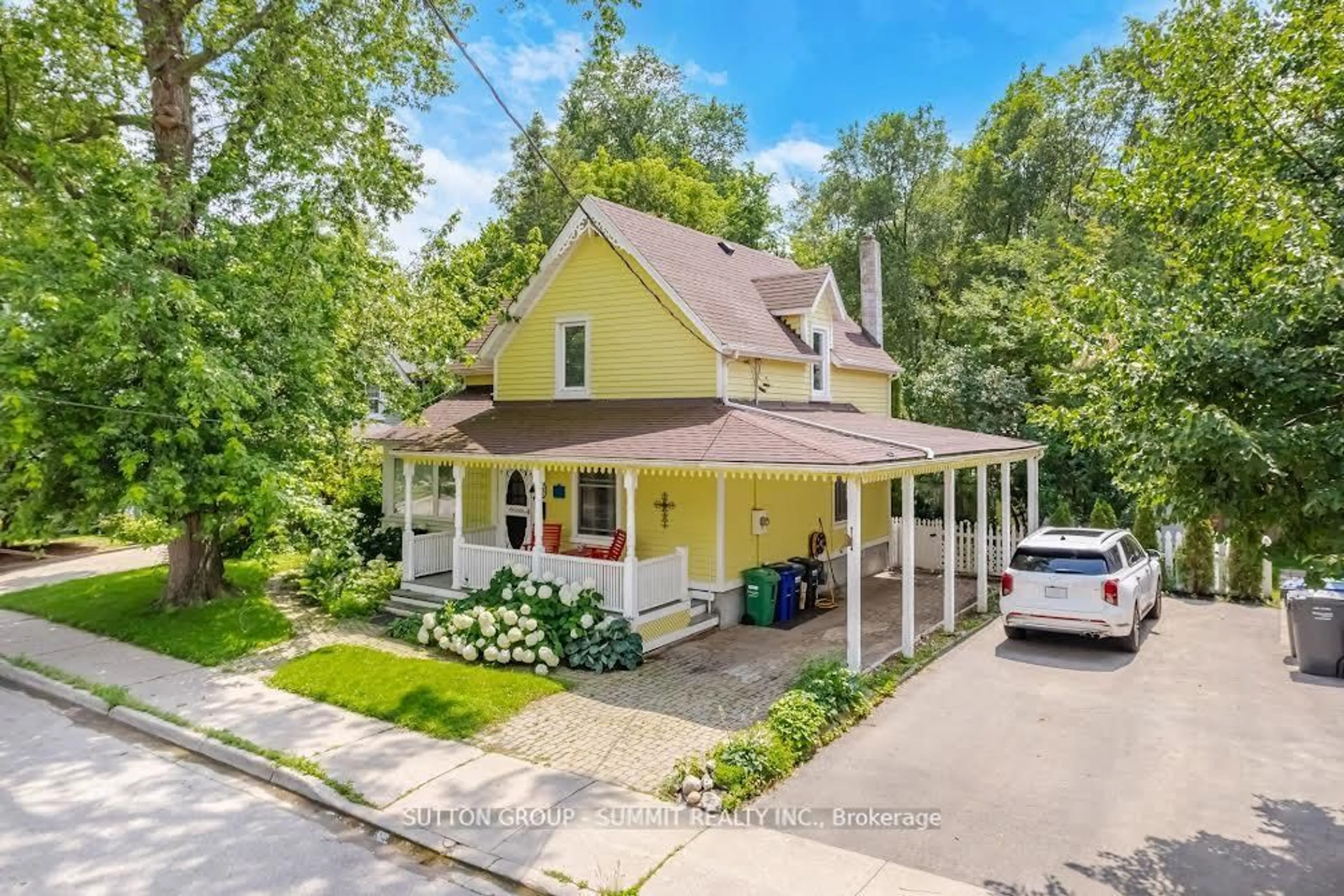 A pic from outside/outdoor area/front of a property/back of a property/a pic from drone, street for 38 JOHN St, Mississauga Ontario L5H 2E6