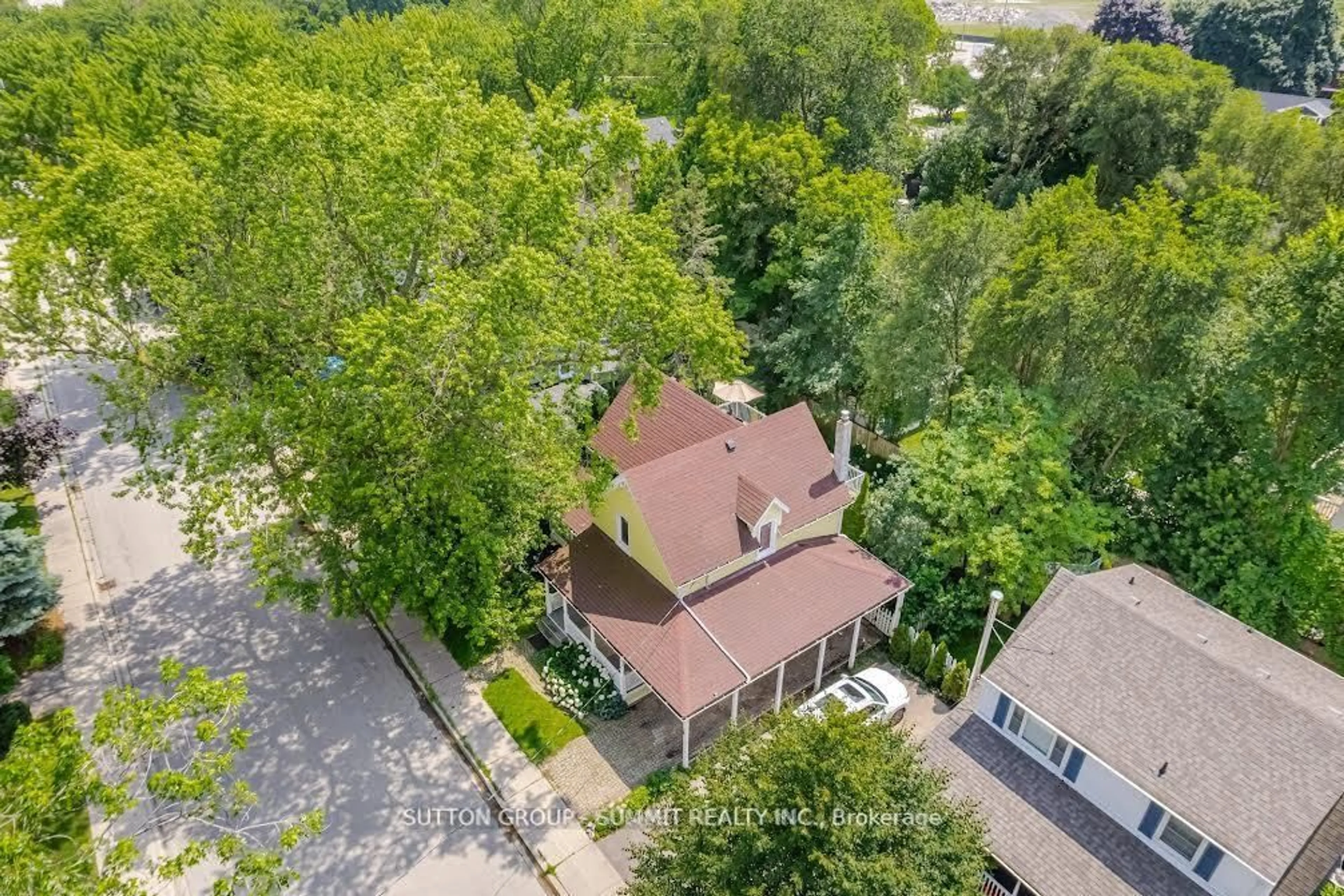 A pic from outside/outdoor area/front of a property/back of a property/a pic from drone, street for 38 JOHN St, Mississauga Ontario L5H 2E6