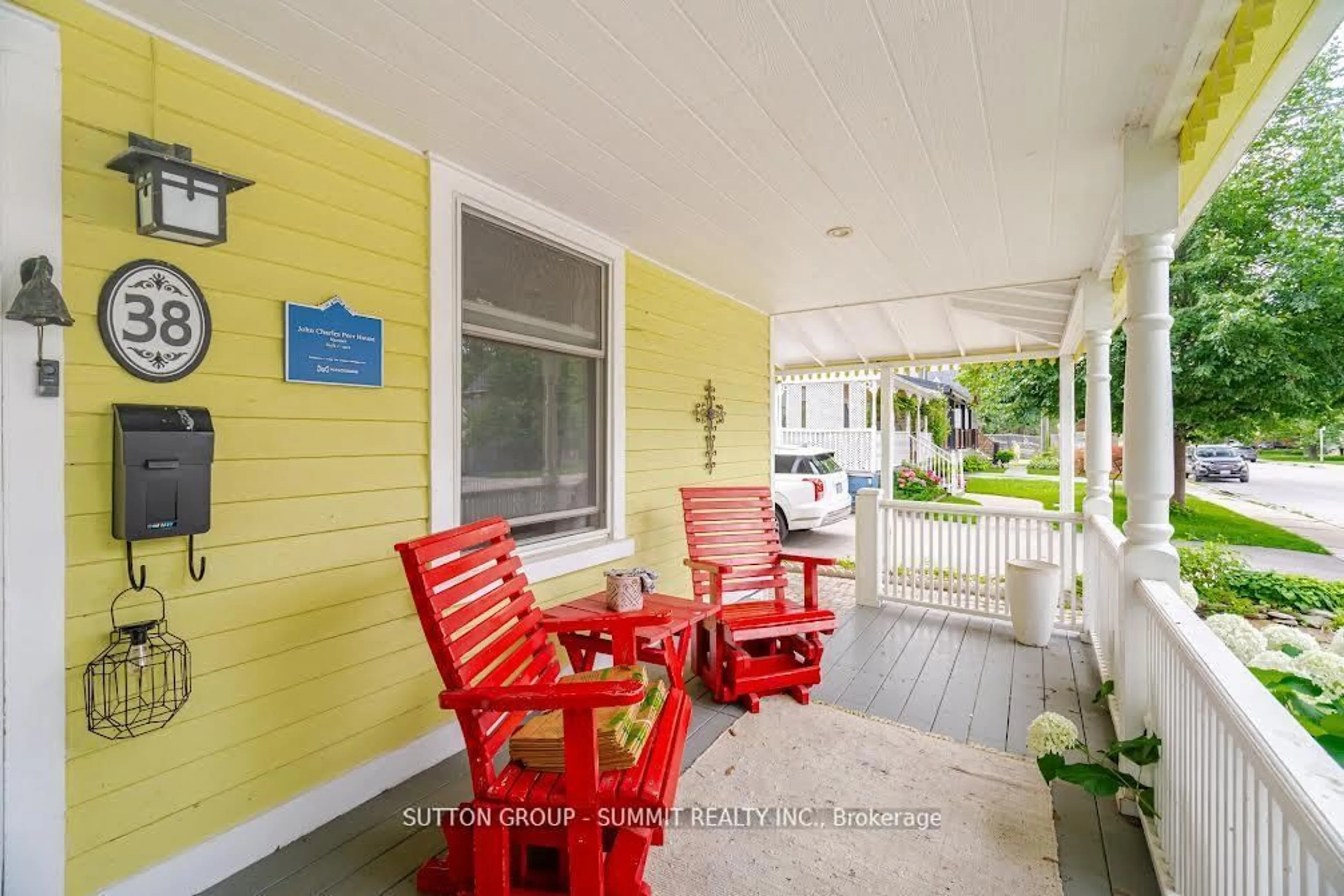 Patio, street for 38 JOHN St, Mississauga Ontario L5H 2E6