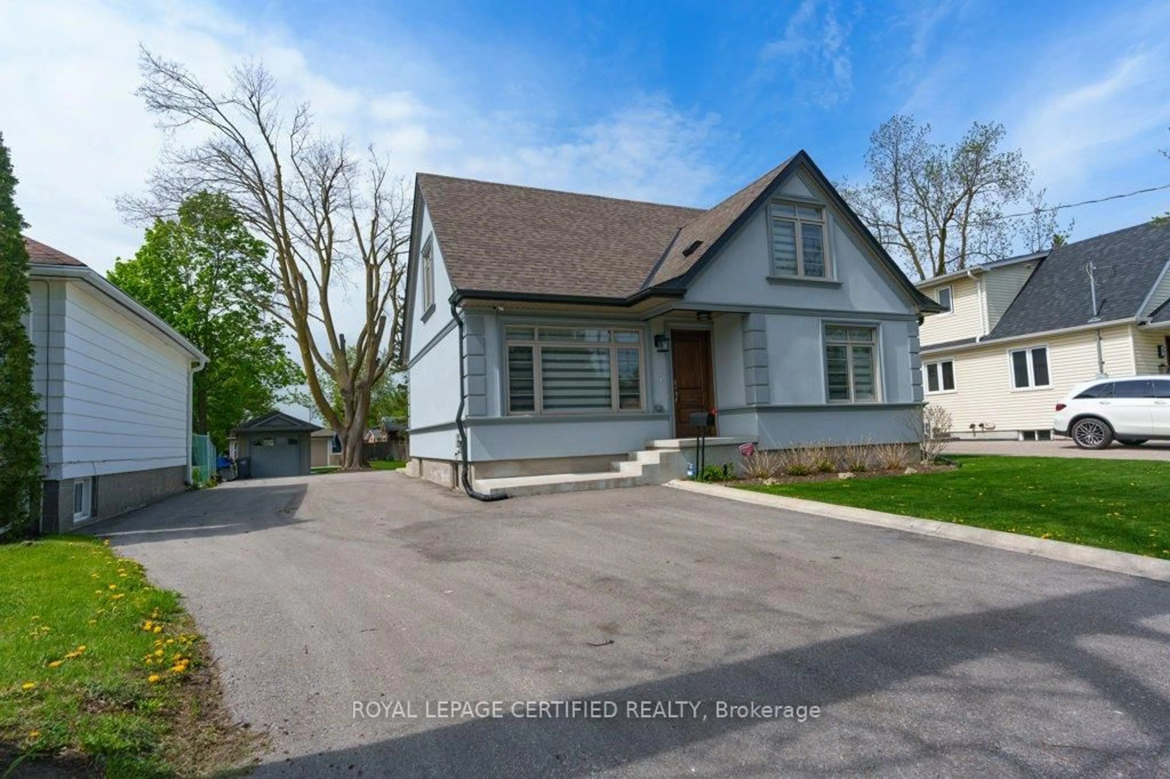 A pic from outside/outdoor area/front of a property/back of a property/a pic from drone, street for 5 Murray St, Brampton Ontario L6X 1R6