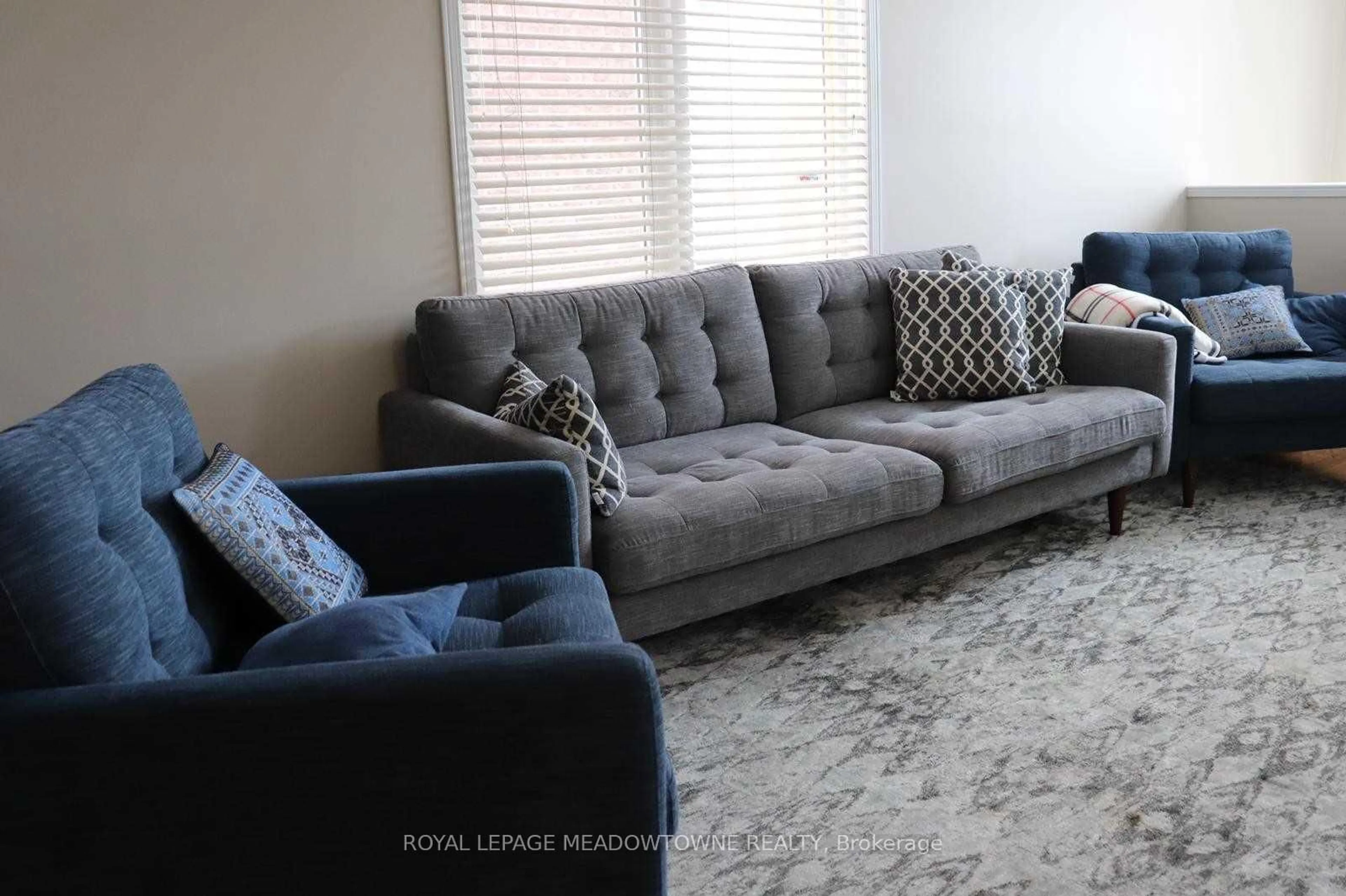 Living room with furniture, carpet floor for 3890 Skyview St, Mississauga Ontario L5M 8A4