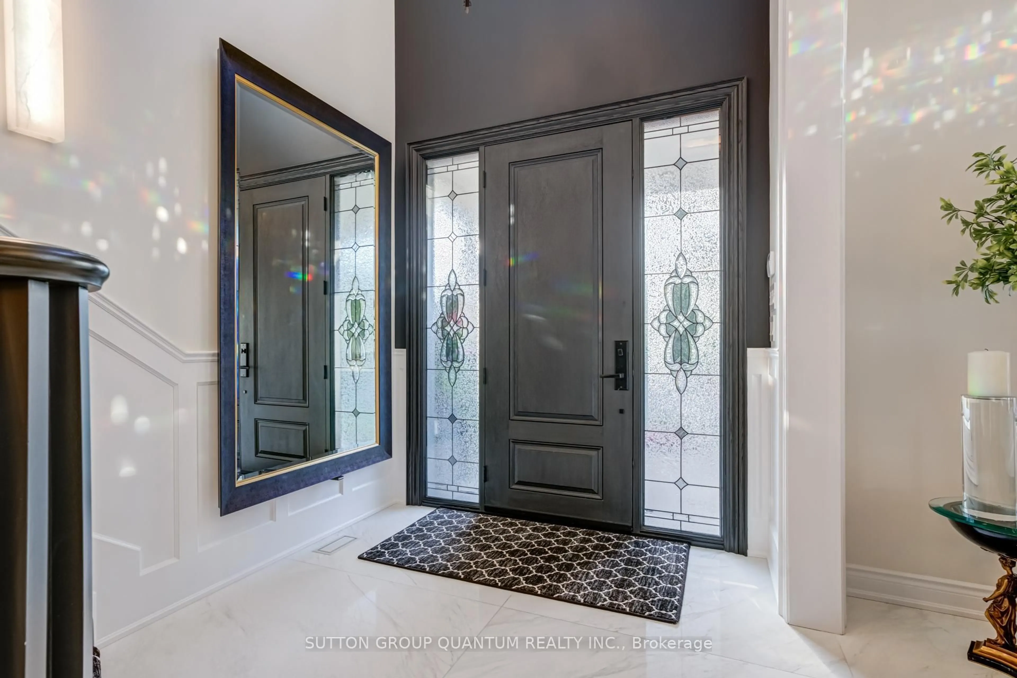 Indoor entryway for 560 Hancock Way, Mississauga Ontario L5H 4L5