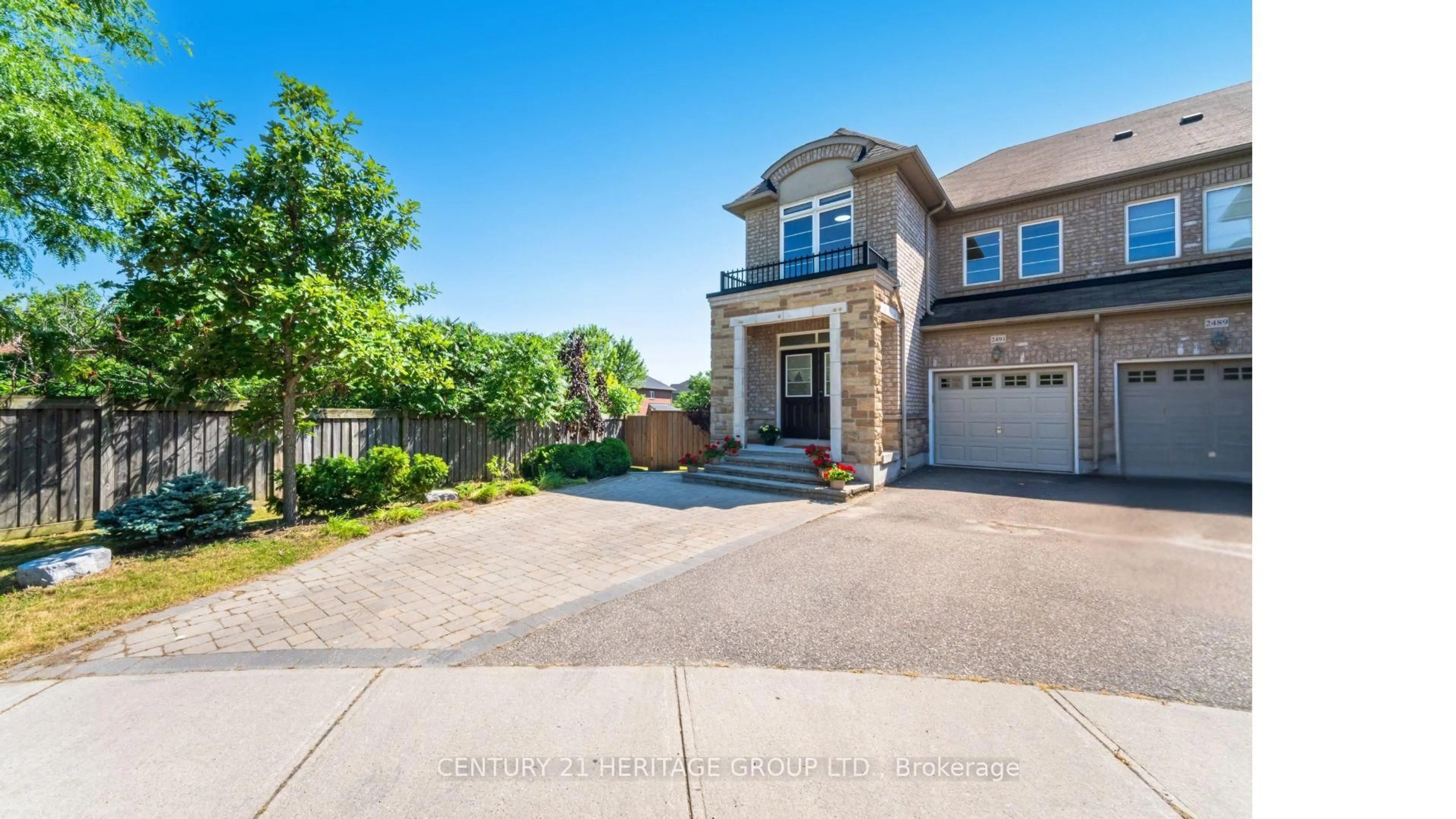 A pic from outside/outdoor area/front of a property/back of a property/a pic from drone, street for 2491 Old Brompton Way, Oakville Ontario L6M 0J5