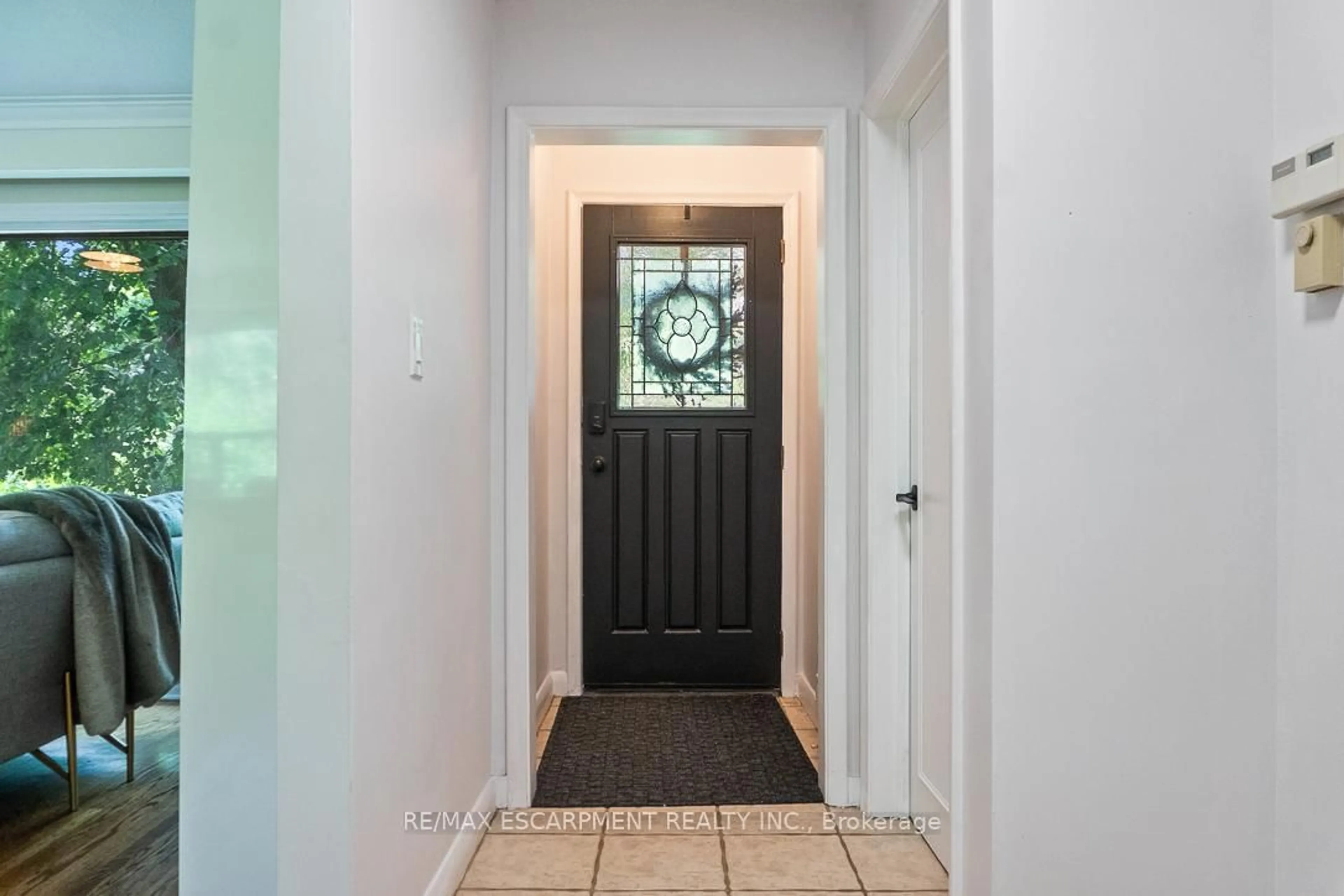 Indoor entryway for 237 Albion Ave, Oakville Ontario L6J 4T4