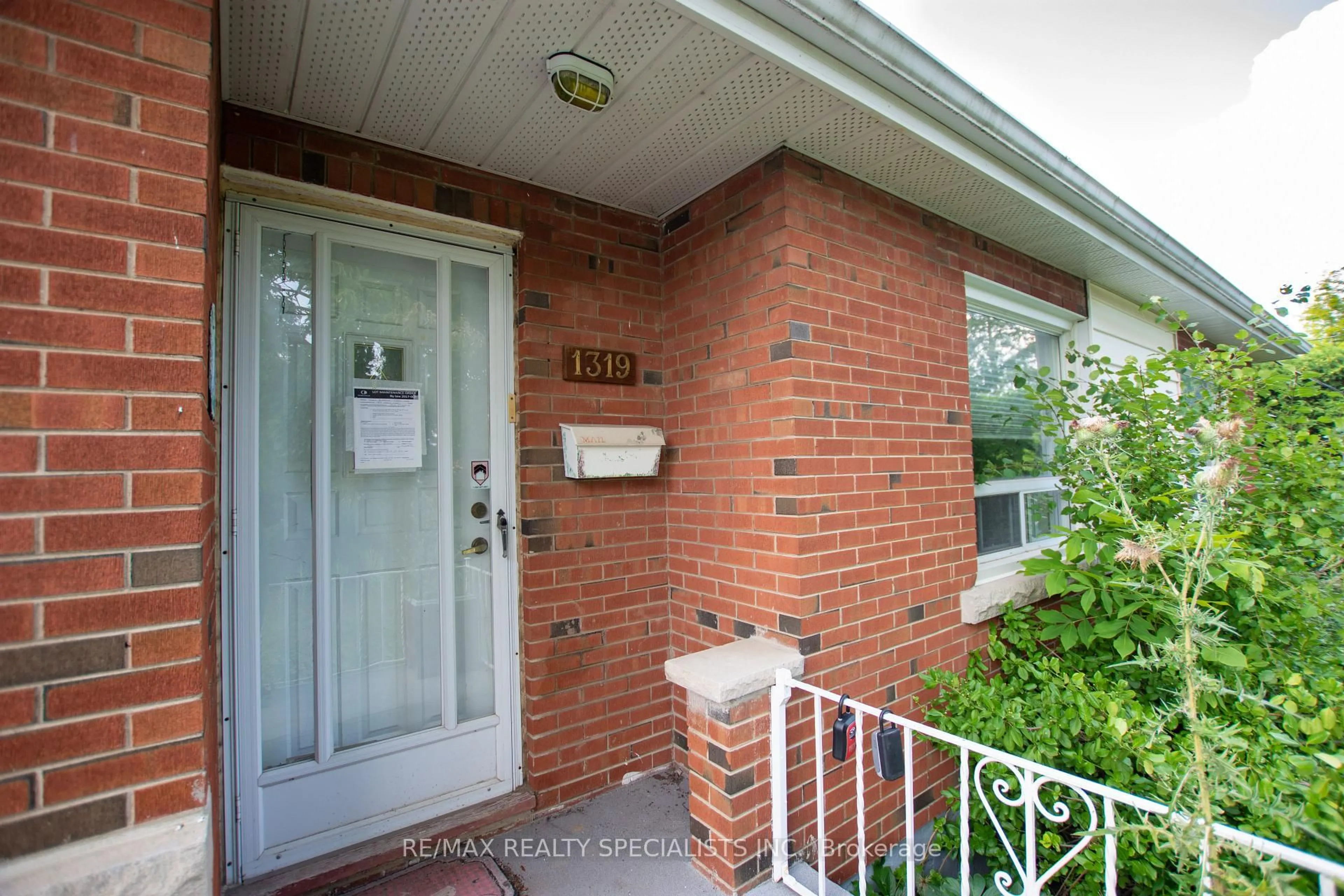 Indoor entryway for 1319 Rebecca St, Oakville Ontario L6L 1Z3