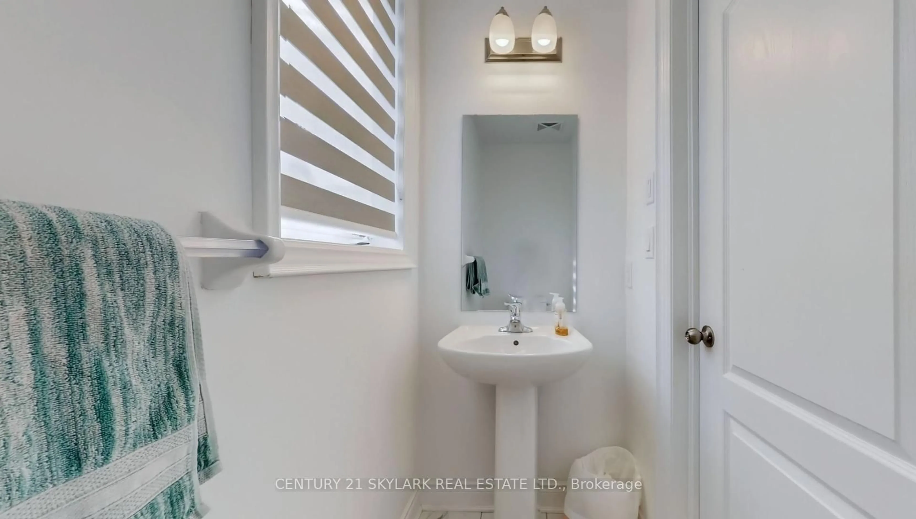 Standard bathroom, ceramic/tile floor for 17 Springdale Ave, Caledon Ontario L7C 4L4