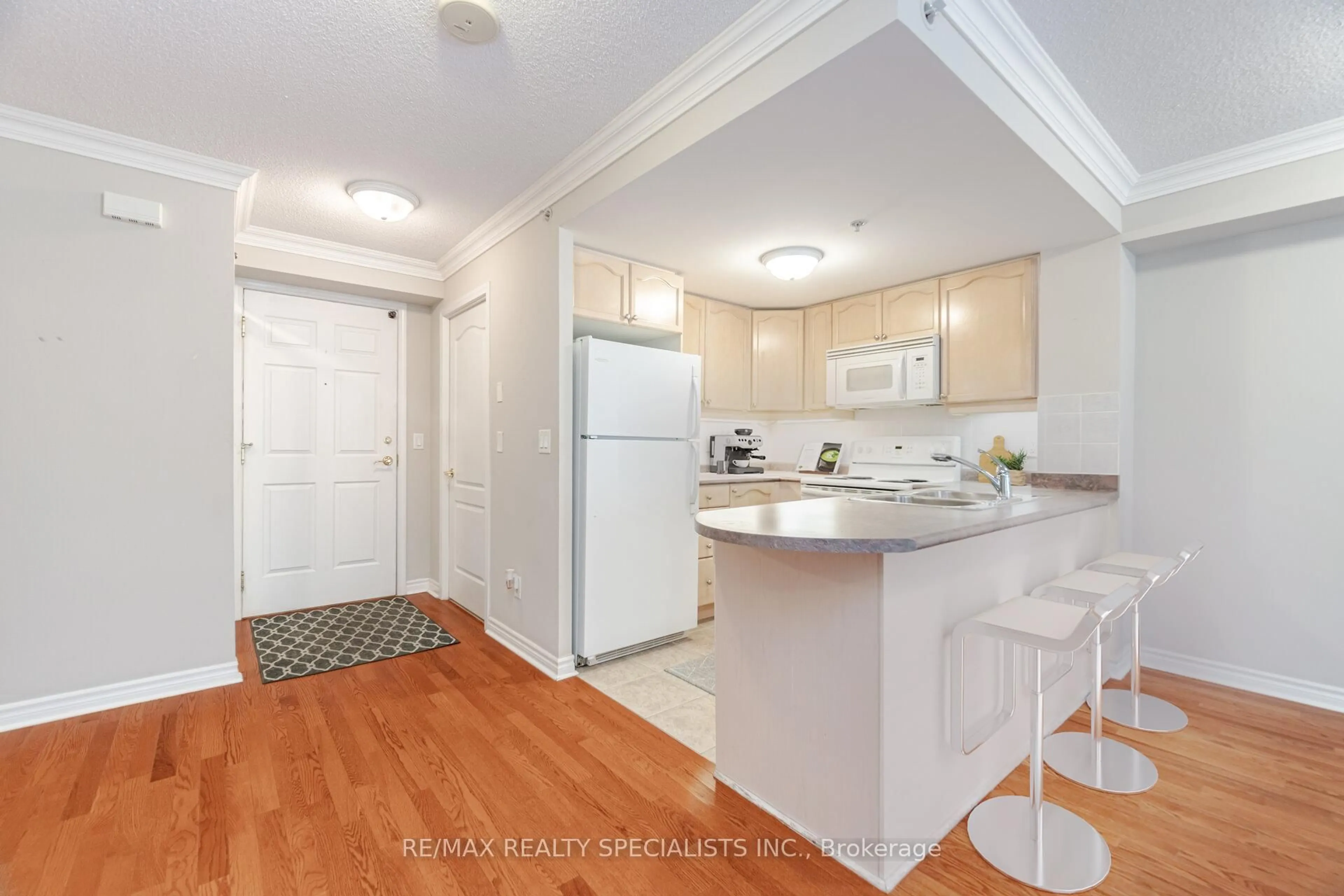 Standard kitchen, unknown for 350 Princess Royal Dr #604, Mississauga Ontario L5B 4N1