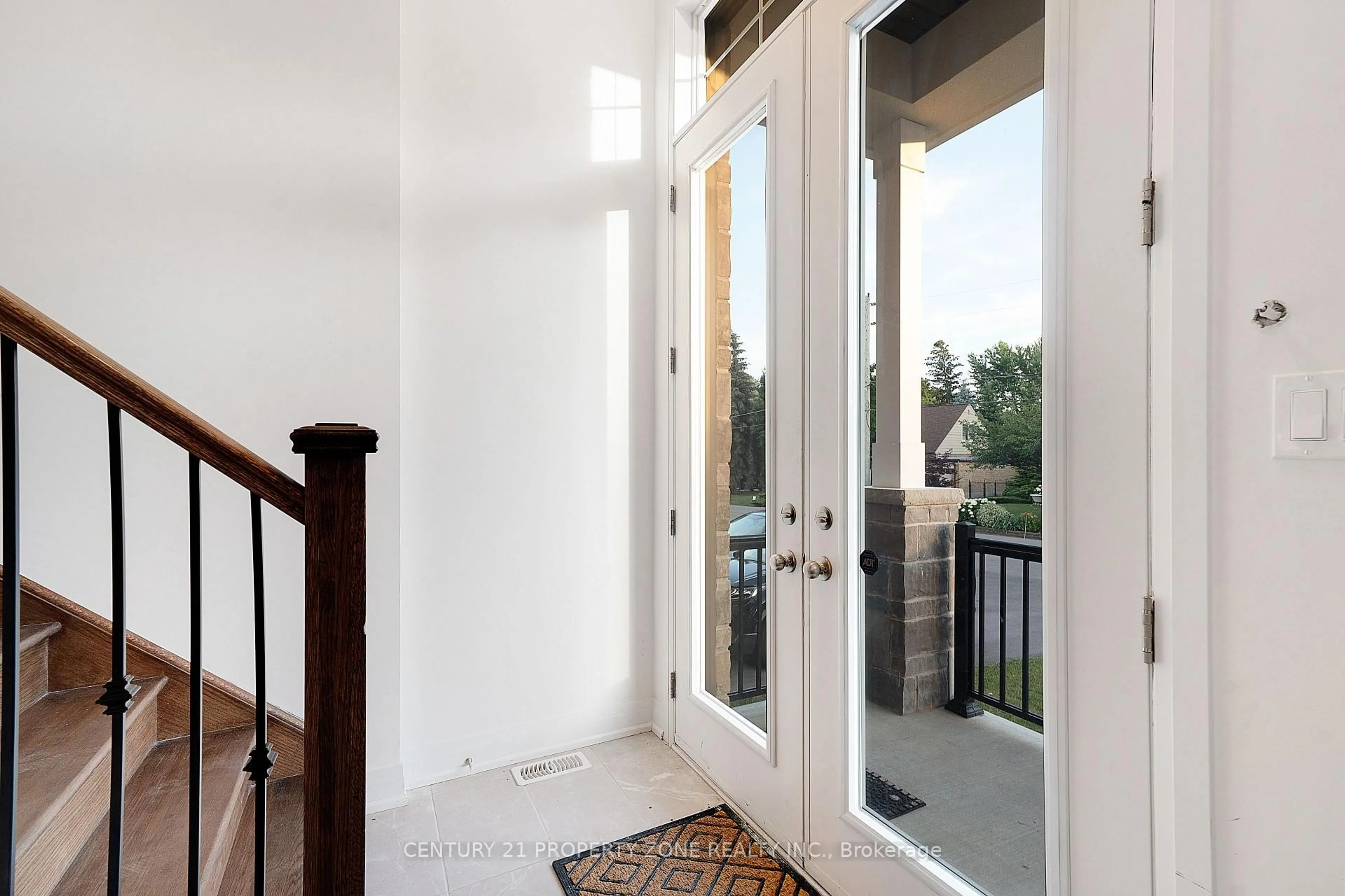 Indoor entryway for 2115 Primate Rd, Mississauga Ontario L4Y 1V5