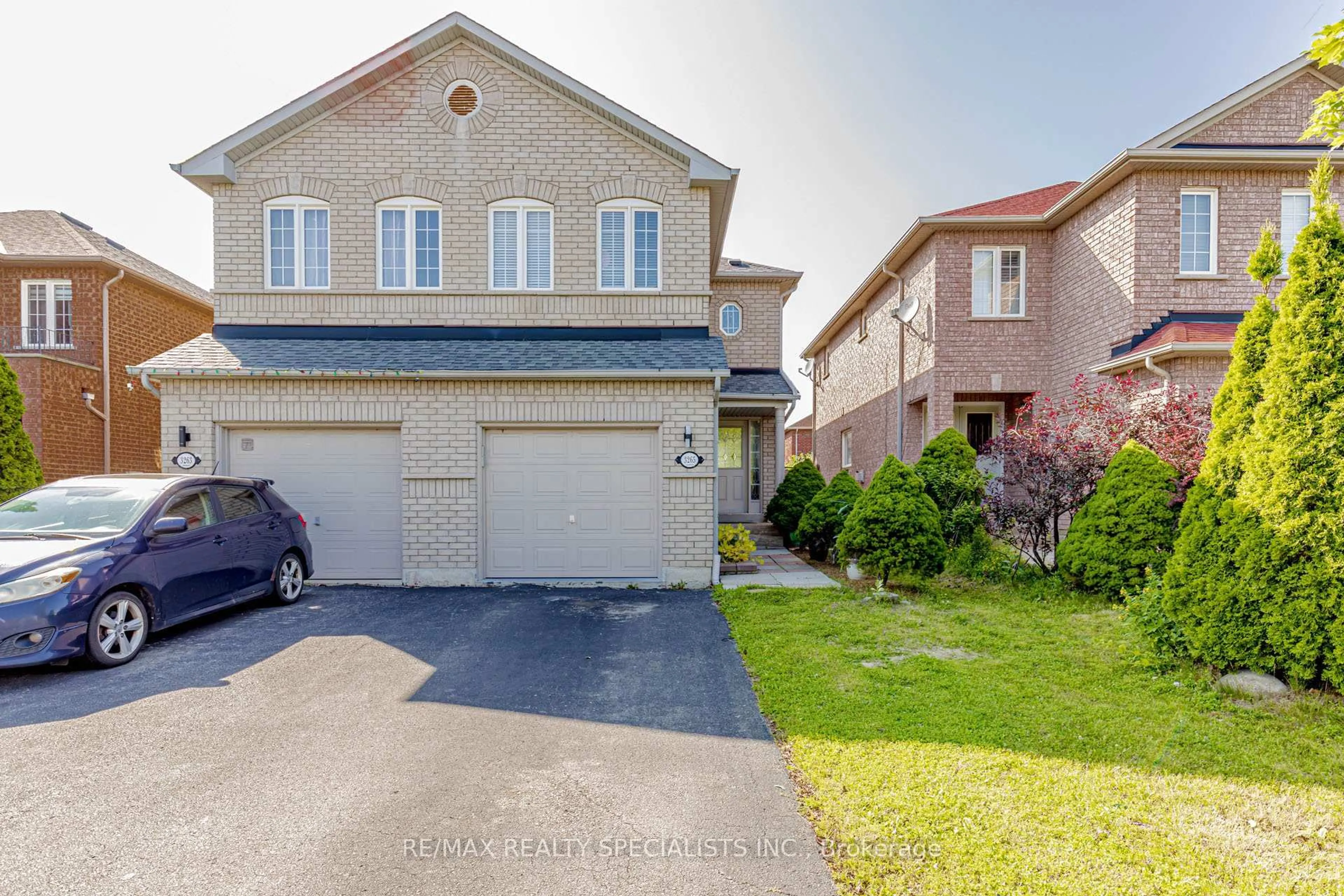 A pic from outside/outdoor area/front of a property/back of a property/a pic from drone, street for 3265 Raindance Cres, Mississauga Ontario L5N 8L8