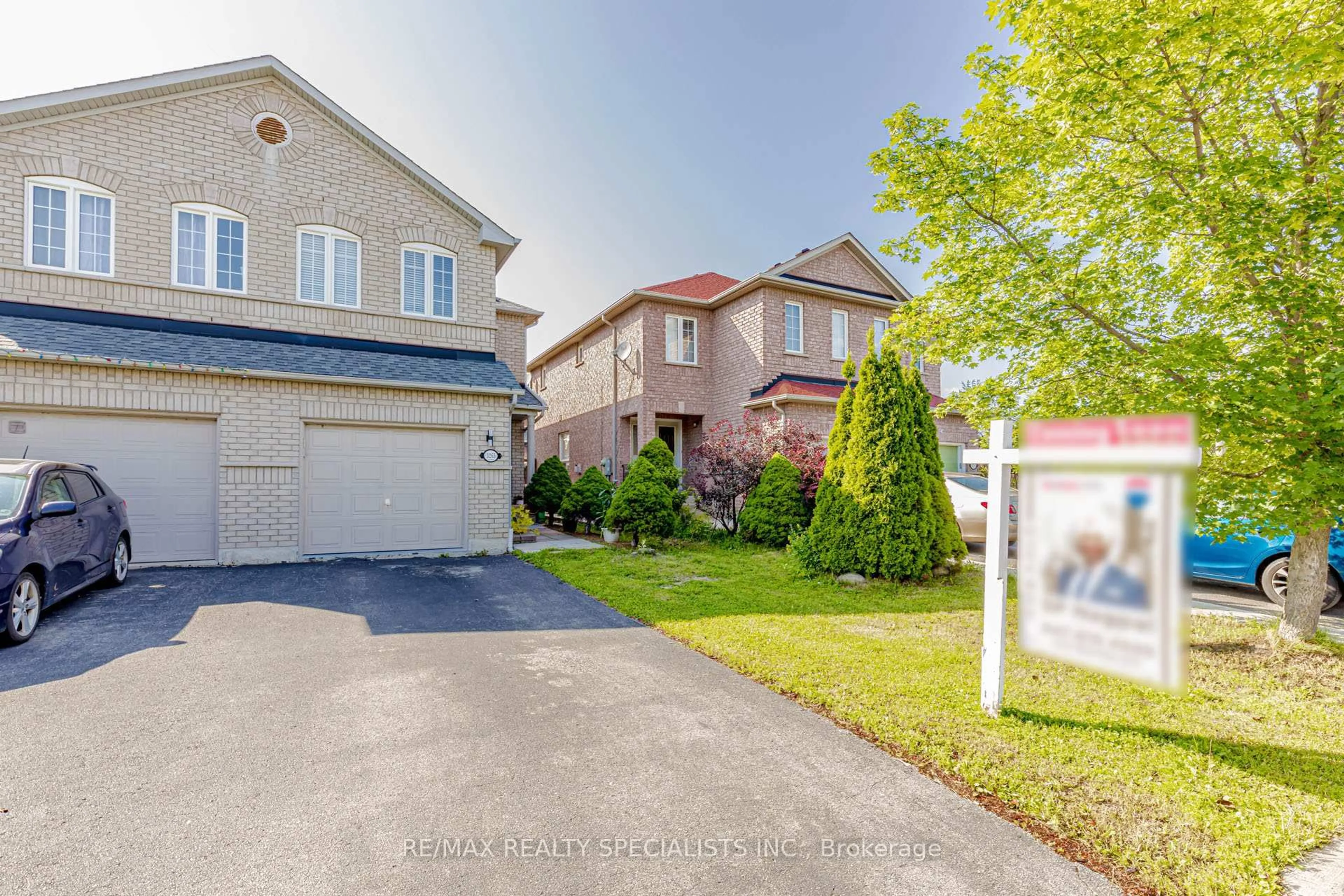A pic from outside/outdoor area/front of a property/back of a property/a pic from drone, street for 3265 Raindance Cres, Mississauga Ontario L5N 8L8