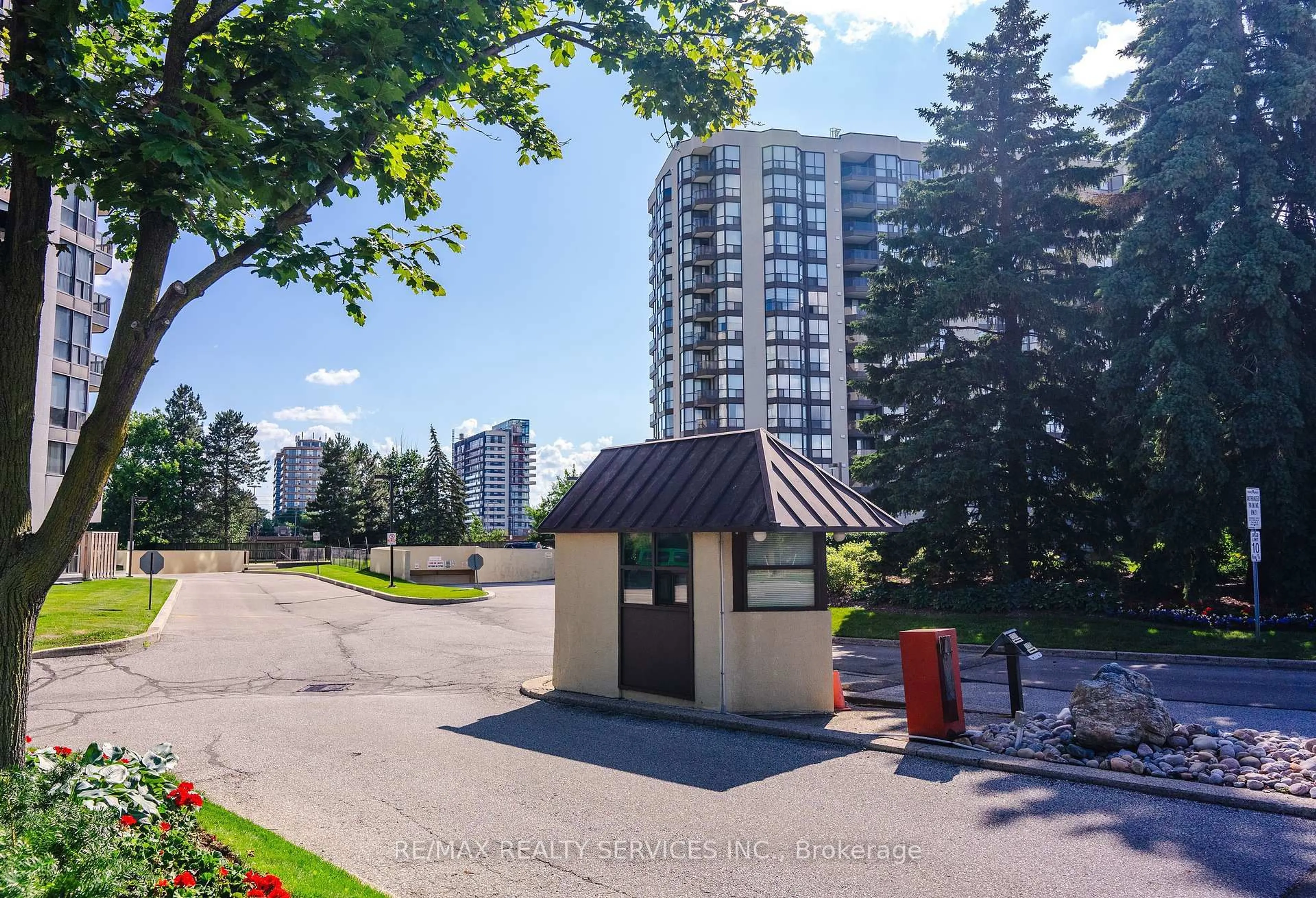 A pic from outside/outdoor area/front of a property/back of a property/a pic from drone, unknown for 1155 Bough Beeches Blvd #1405, Mississauga Ontario L4W 4N2
