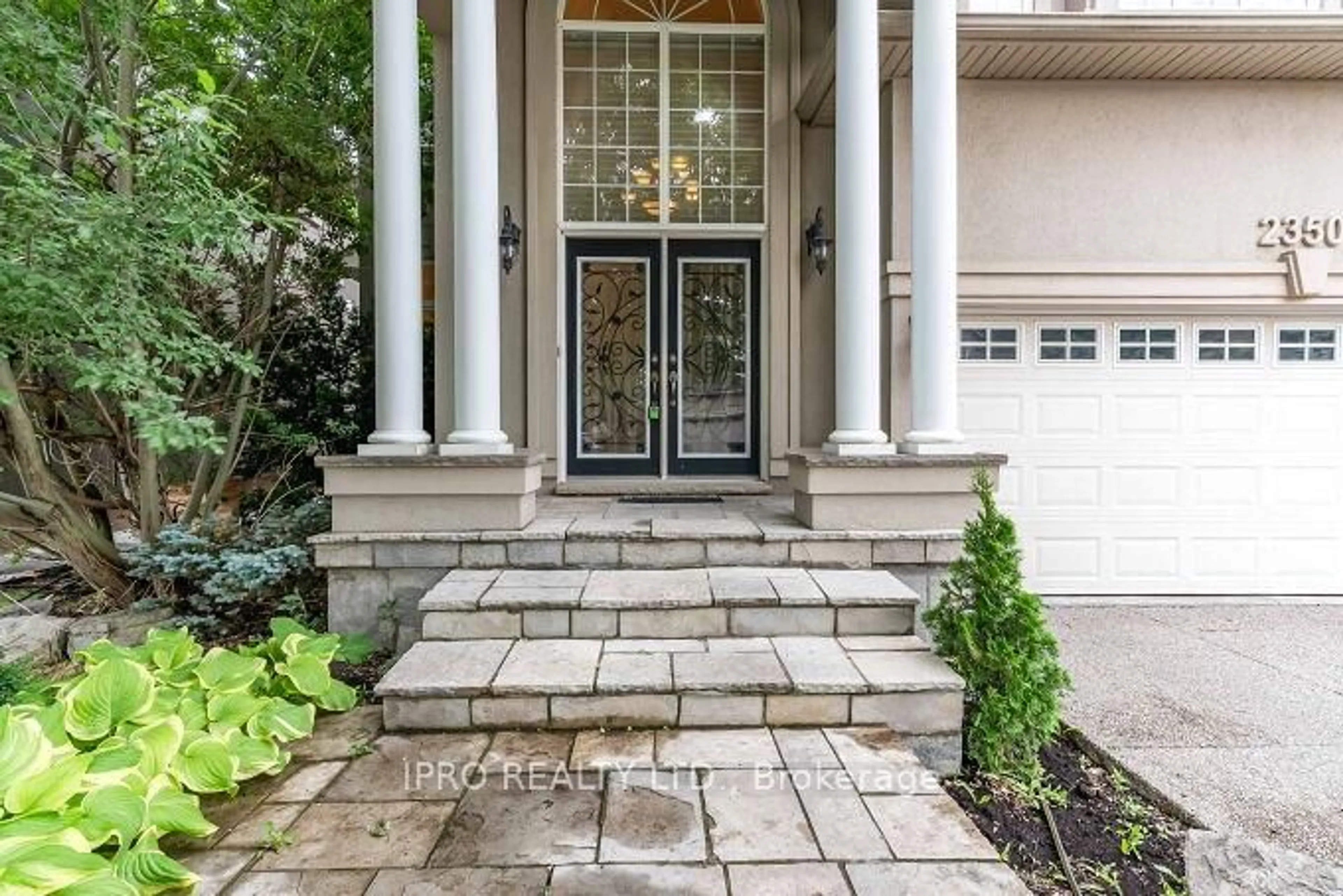 Indoor entryway for 2350 Kwinter Rd, Oakville Ontario L6M 0H3