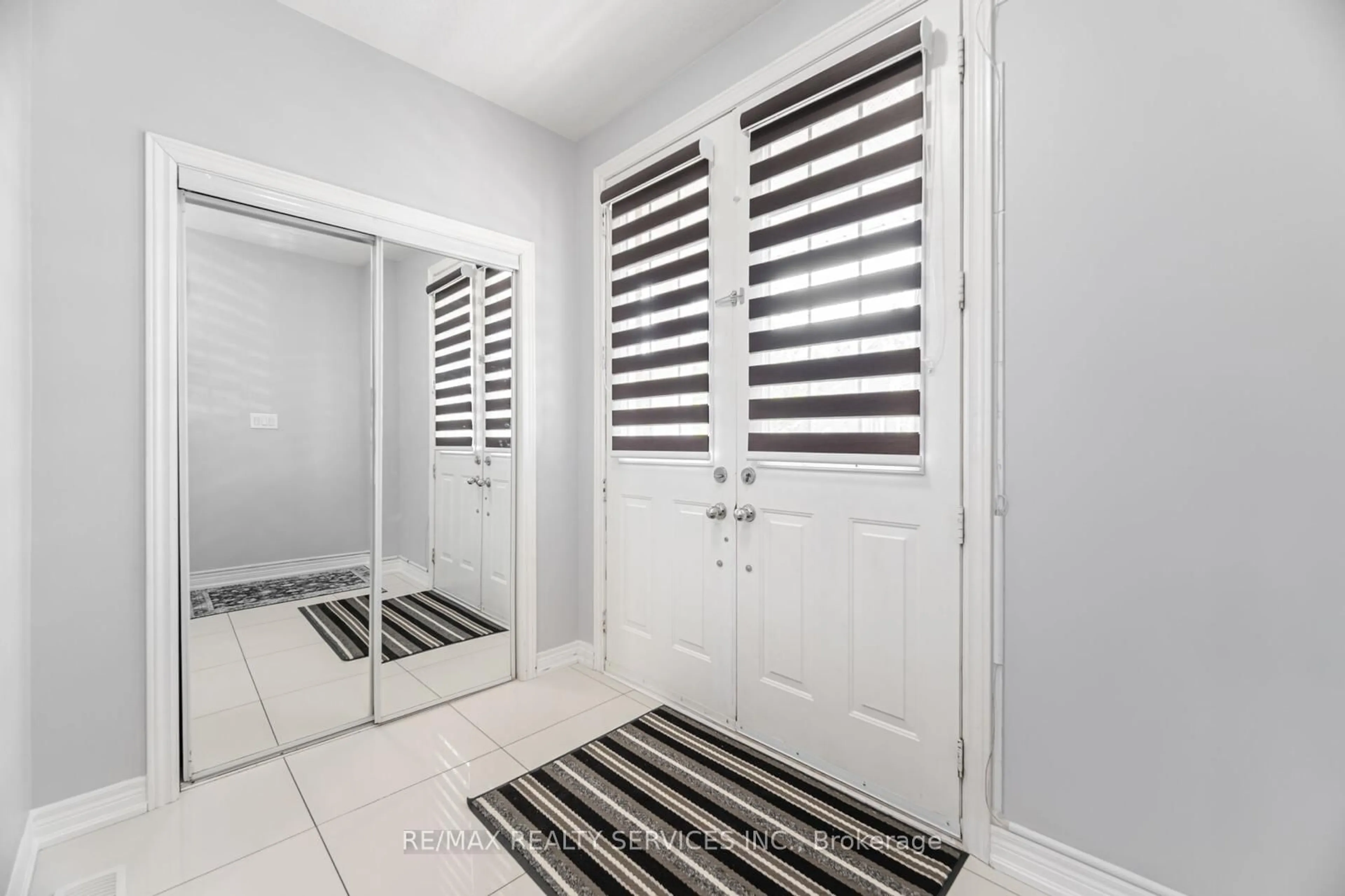 Indoor entryway for 4 Vezna Cres, Brampton Ontario L6X 5K4