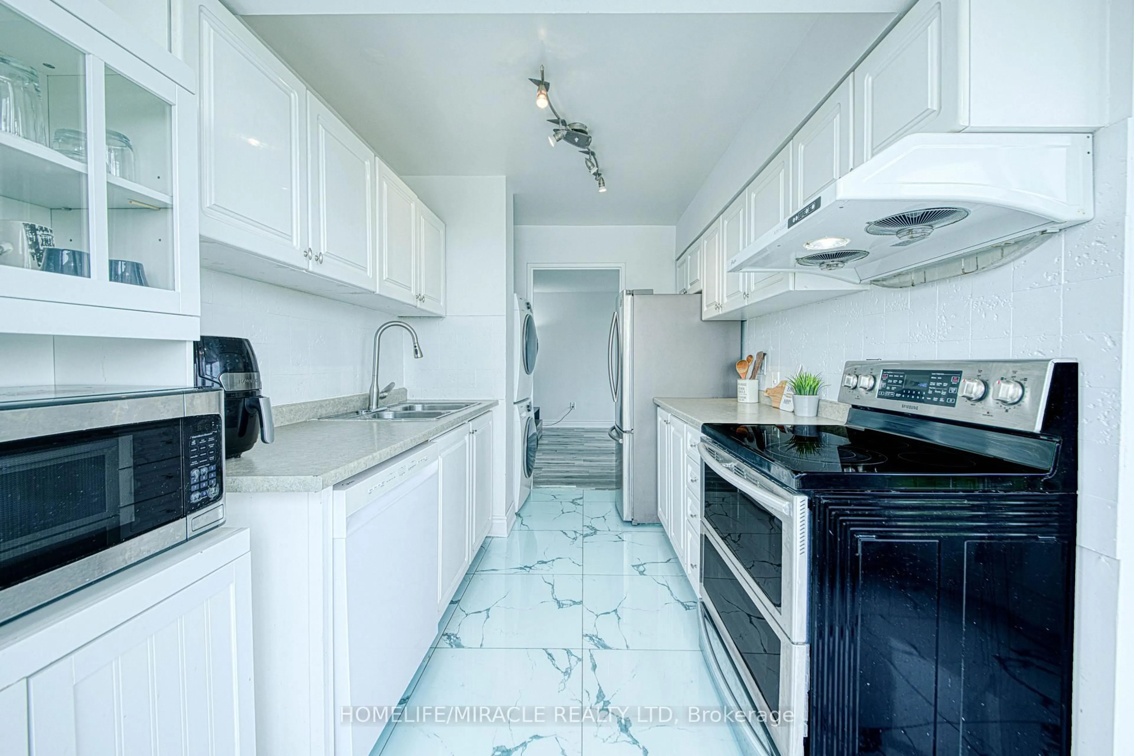 Standard kitchen, ceramic/tile floor for 3077 Weston Rd #1004, Toronto Ontario M9M 3A1