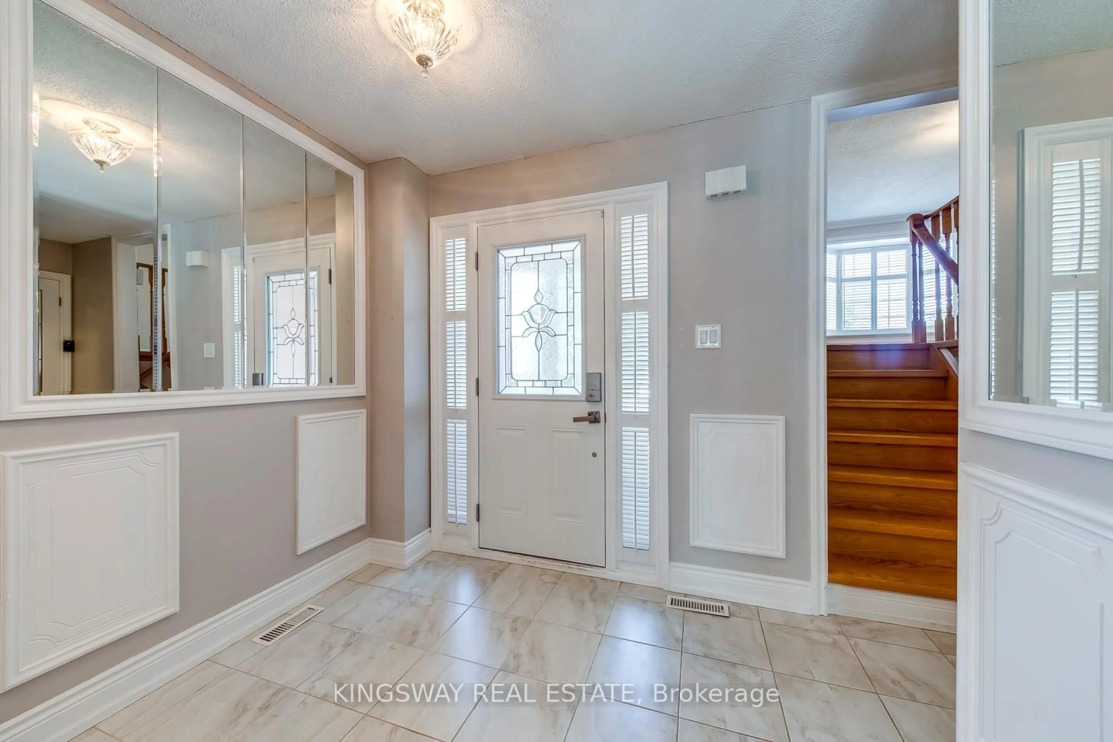 Indoor entryway for 5254 Astwell Ave, Mississauga Ontario L5R 3H8