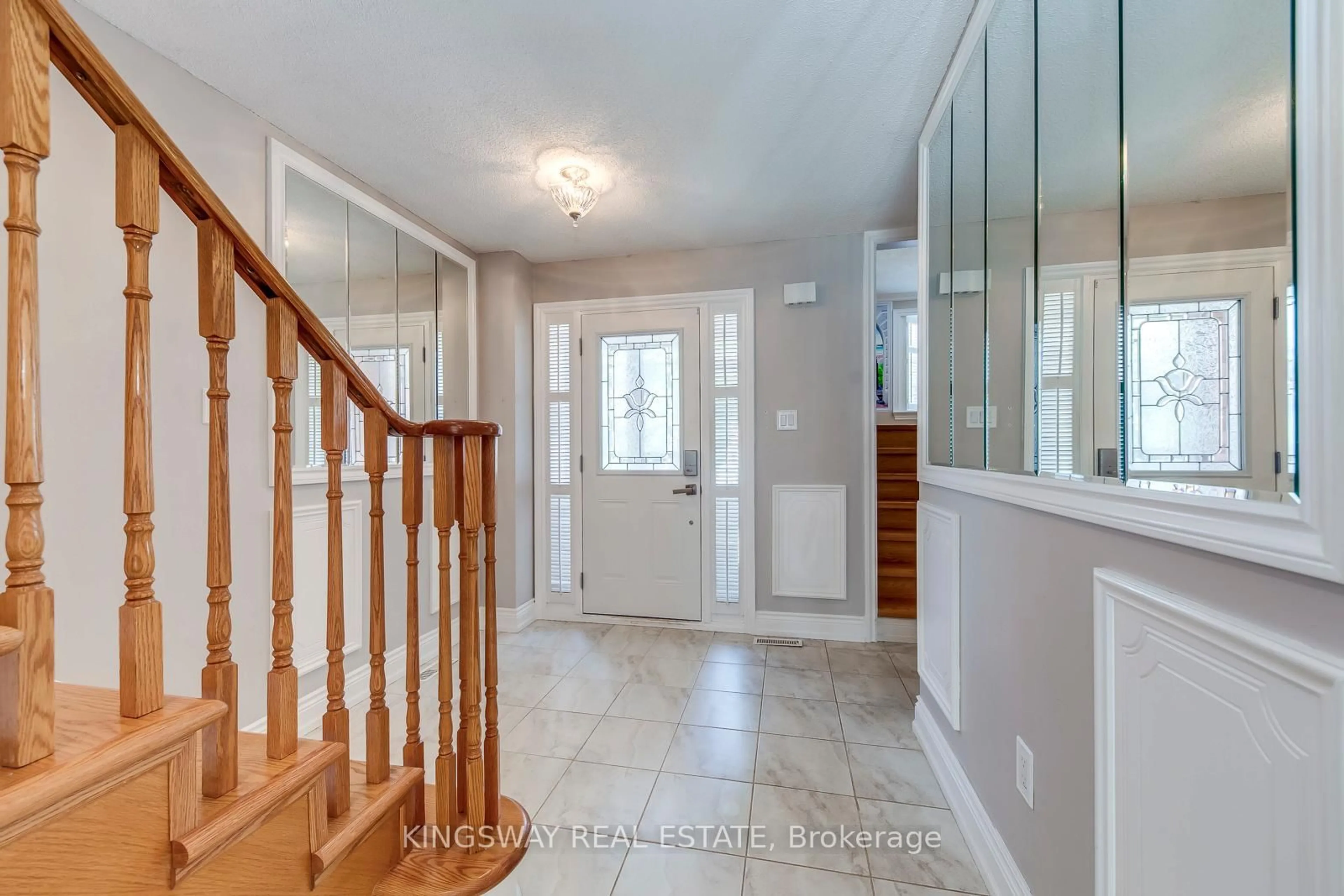 Indoor entryway for 5254 Astwell Ave, Mississauga Ontario L5R 3H8