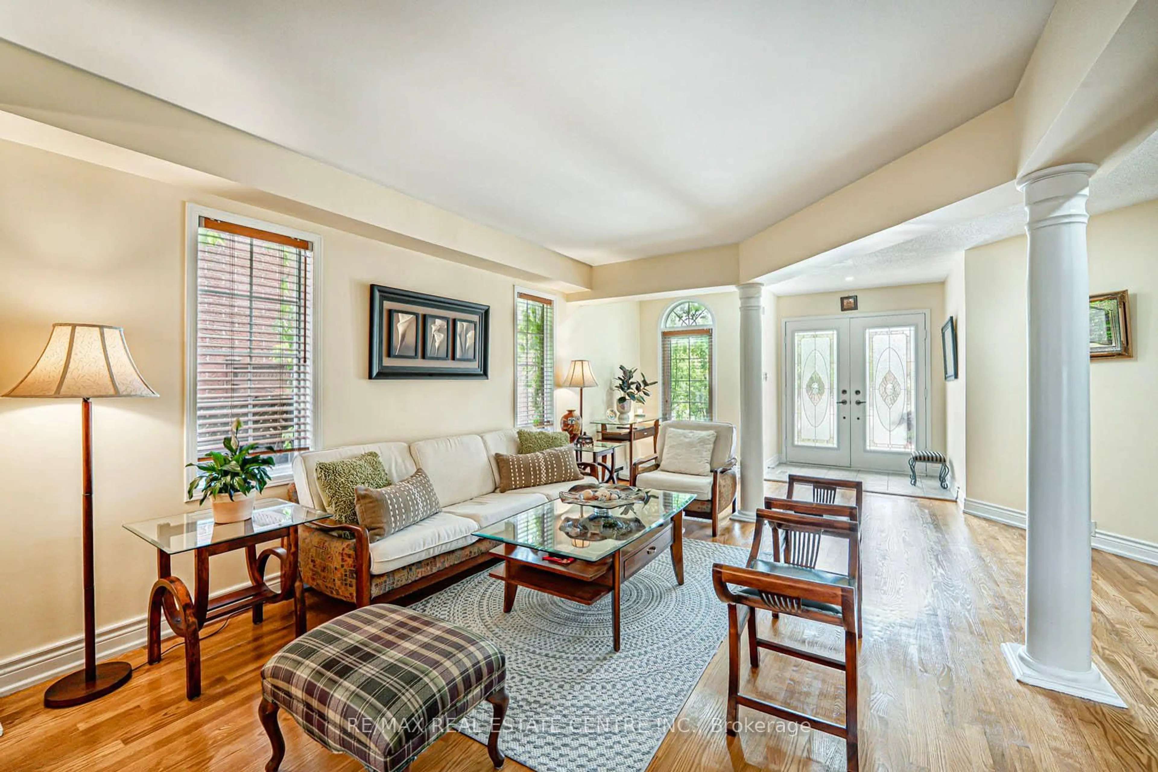 Living room with furniture, unknown for 7289 Terragar Blvd, Mississauga Ontario L5N 7L8