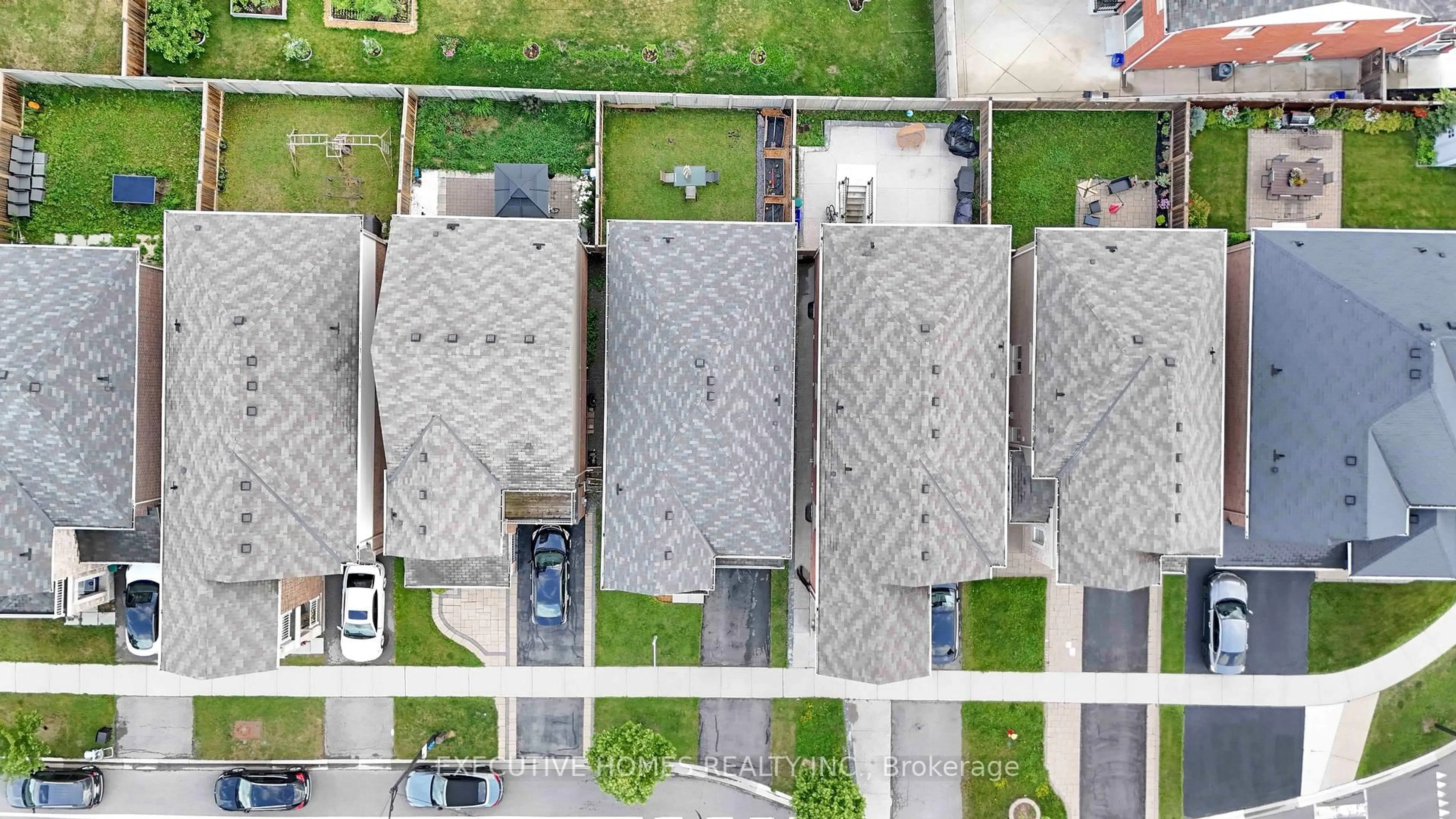 A pic from outside/outdoor area/front of a property/back of a property/a pic from drone, street for 1496 Farmstead Dr, Milton Ontario L9E 0A8